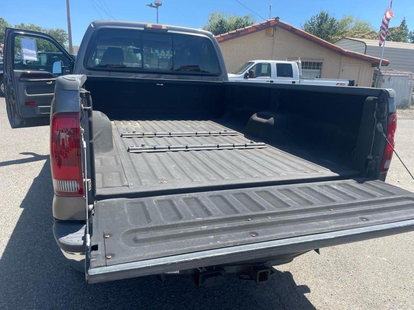 2006 Dark Shadow Grey Clearcoat Metallic Ford F-350 Super Duty Lariat (1FTWW31P26E) with an 6.0L Power Stroke 6.0L Diesel Turbo V8 325hp 560ft. lbs. Direct Injection engine, 5-Speed Automatic transmission, located at 800 Riverside Ave, Roseville, CA, 95678, 916-773-4549 & Toll Free: 866-719-4393, 38.732265, -121.291039 - DIESEL CREW CAB 4X4 LARIAT HEADSTUDS MOON ROOF - Photo#12