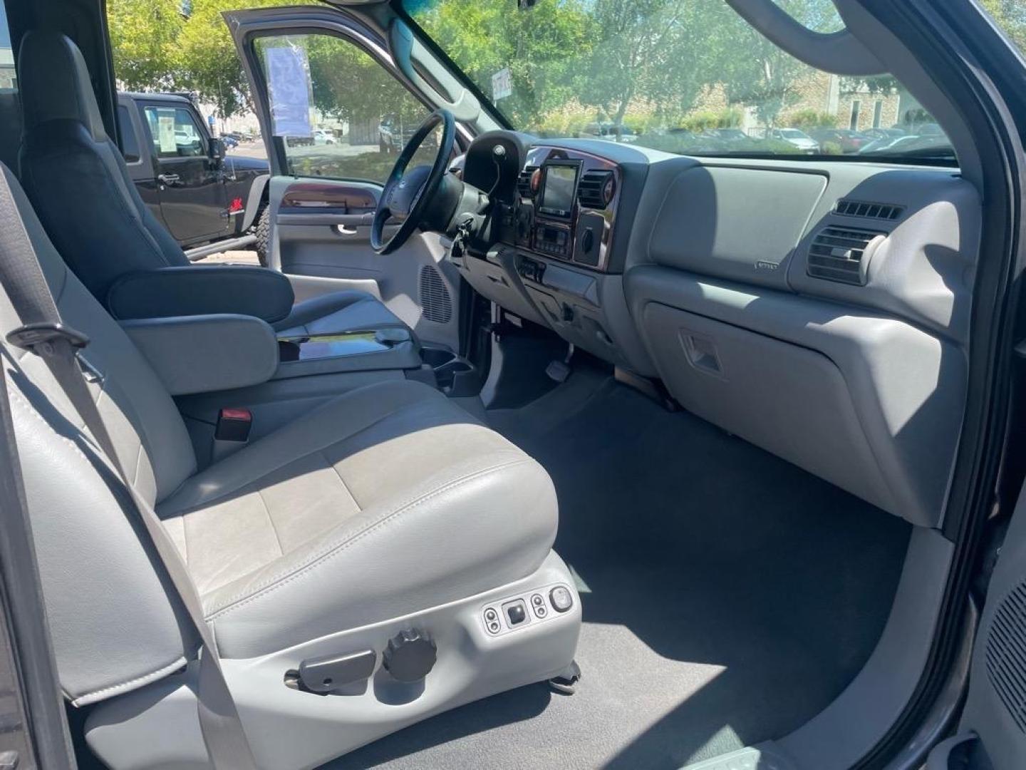 2006 Dark Shadow Grey Clearcoat Metallic Ford F-350 Super Duty Lariat (1FTWW31P26E) with an 6.0L Power Stroke 6.0L Diesel Turbo V8 325hp 560ft. lbs. Direct Injection engine, 5-Speed Automatic transmission, located at 800 Riverside Ave, Roseville, CA, 95678, 916-773-4549 & Toll Free: 866-719-4393, 38.732265, -121.291039 - DIESEL CREW CAB 4X4 LARIAT HEADSTUDS MOON ROOF - Photo#13