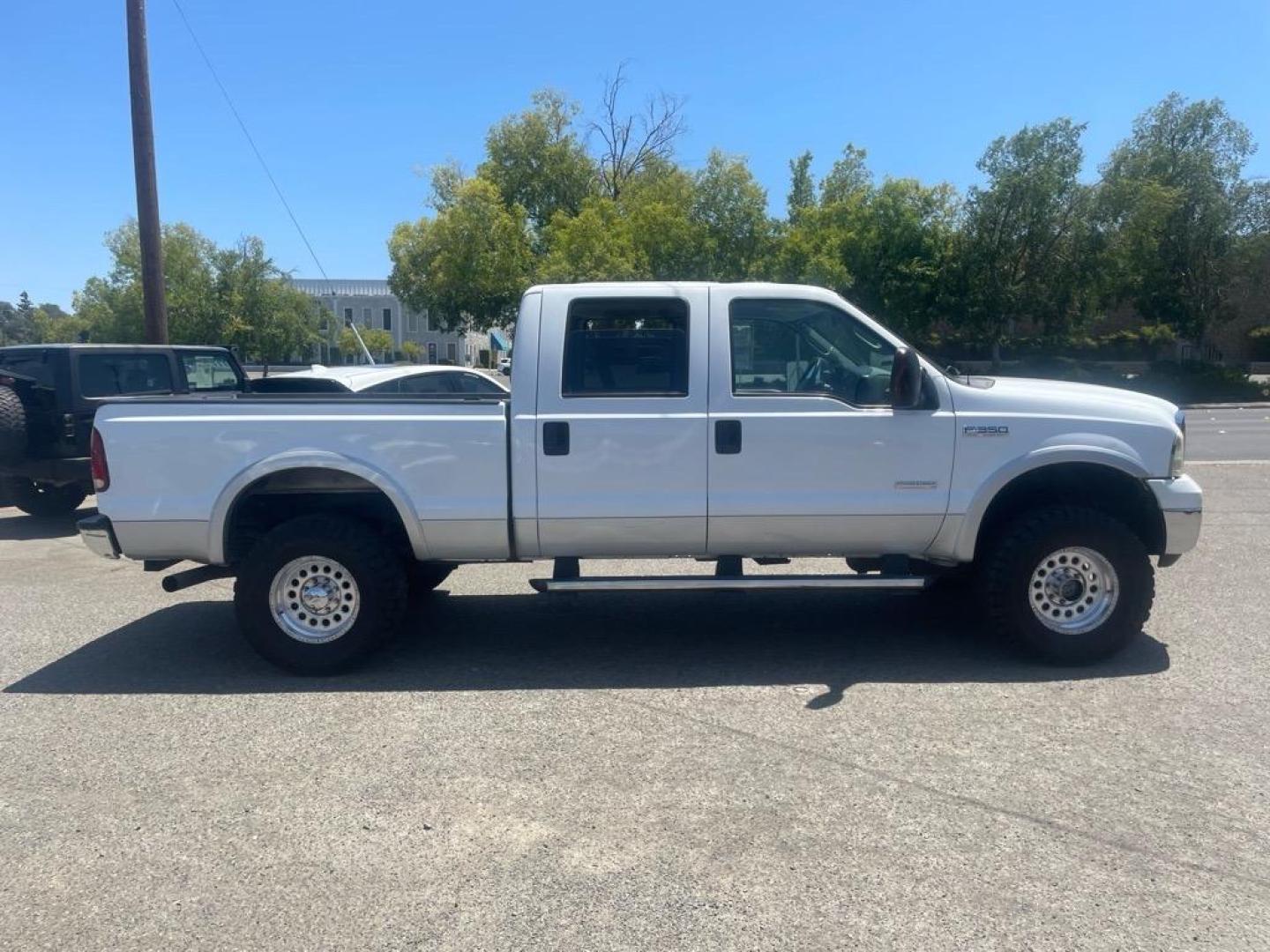2006 Oxford White Clearcoat/Silver Clearcoat Metallic Ford F-350 Super Duty Lariat (1FTWW31PX6E) with an 6.0L Power Stroke 6.0L Diesel Turbo V8 325hp 560ft. lbs. Direct Injection engine, 5-Speed Automatic transmission, located at 800 Riverside Ave, Roseville, CA, 95678, 916-773-4549 & Toll Free: 866-719-4393, 38.732265, -121.291039 - DIESEL CREW CAB 4X4 LARIAT LIFTED - Photo#5