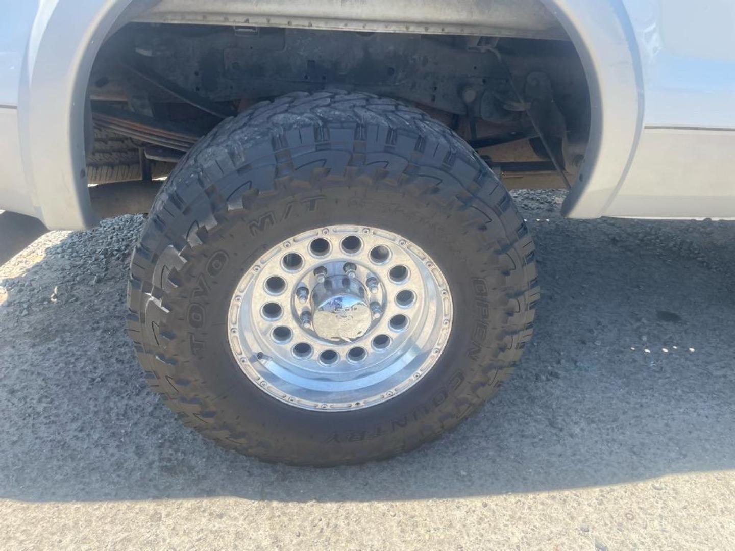 2006 Oxford White Clearcoat/Silver Clearcoat Metallic Ford F-350 Super Duty Lariat (1FTWW31PX6E) with an 6.0L Power Stroke 6.0L Diesel Turbo V8 325hp 560ft. lbs. Direct Injection engine, 5-Speed Automatic transmission, located at 800 Riverside Ave, Roseville, CA, 95678, 916-773-4549 & Toll Free: 866-719-4393, 38.732265, -121.291039 - DIESEL CREW CAB 4X4 LARIAT LIFTED - Photo#6