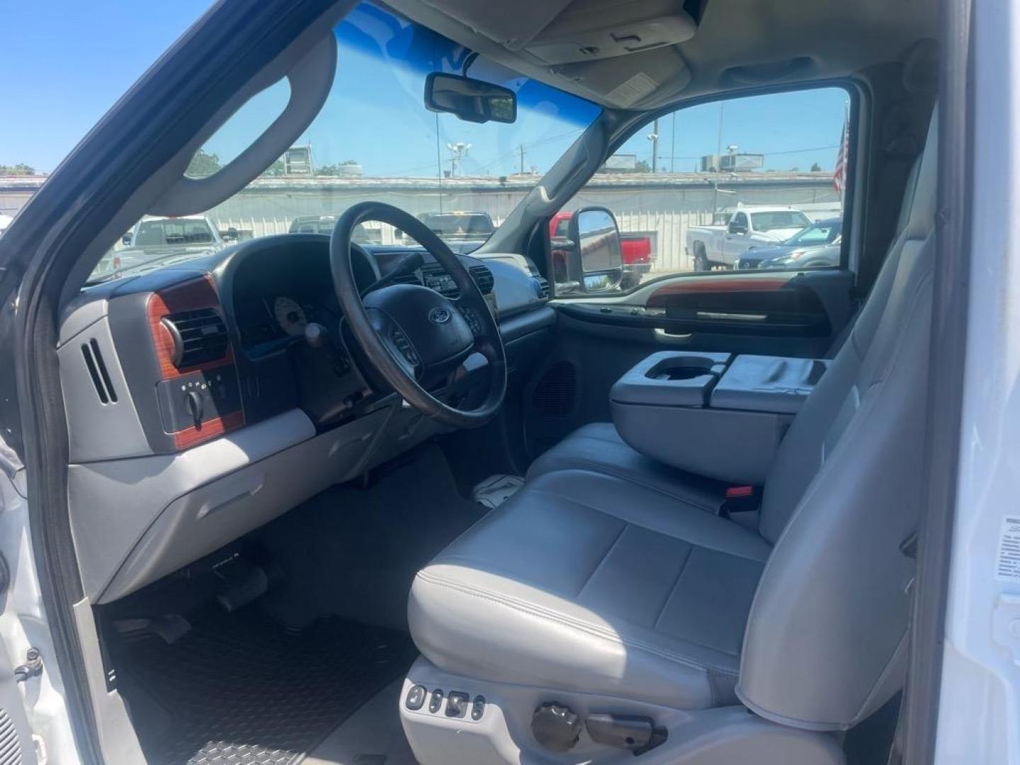 2006 Oxford White Clearcoat/Silver Clearcoat Metallic Ford F-350 Super Duty Lariat (1FTWW31PX6E) with an 6.0L Power Stroke 6.0L Diesel Turbo V8 325hp 560ft. lbs. Direct Injection engine, 5-Speed Automatic transmission, located at 800 Riverside Ave, Roseville, CA, 95678, 916-773-4549 & Toll Free: 866-719-4393, 38.732265, -121.291039 - DIESEL CREW CAB 4X4 LARIAT LIFTED - Photo#9