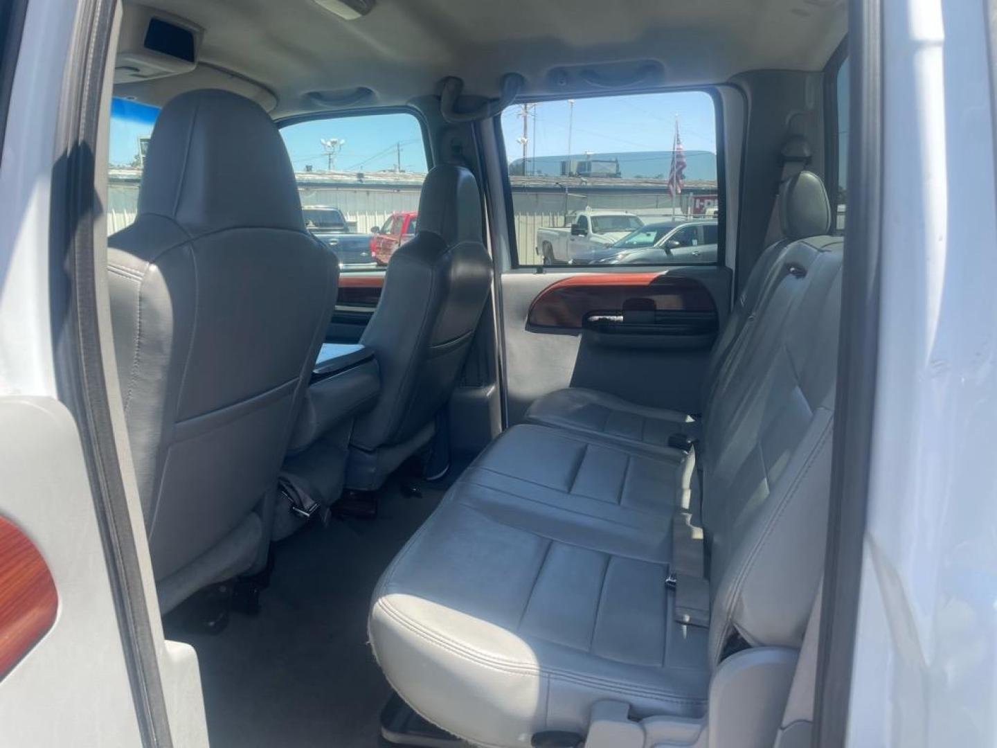2006 Oxford White Clearcoat/Silver Clearcoat Metallic Ford F-350 Super Duty Lariat (1FTWW31PX6E) with an 6.0L Power Stroke 6.0L Diesel Turbo V8 325hp 560ft. lbs. Direct Injection engine, 5-Speed Automatic transmission, located at 800 Riverside Ave, Roseville, CA, 95678, 916-773-4549 & Toll Free: 866-719-4393, 38.732265, -121.291039 - DIESEL CREW CAB 4X4 LARIAT LIFTED - Photo#10