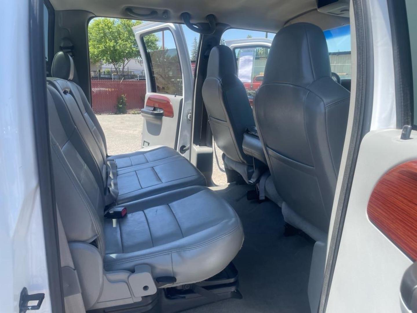 2006 Oxford White Clearcoat/Silver Clearcoat Metallic Ford F-350 Super Duty Lariat (1FTWW31PX6E) with an 6.0L Power Stroke 6.0L Diesel Turbo V8 325hp 560ft. lbs. Direct Injection engine, 5-Speed Automatic transmission, located at 800 Riverside Ave, Roseville, CA, 95678, 916-773-4549 & Toll Free: 866-719-4393, 38.732265, -121.291039 - DIESEL CREW CAB 4X4 LARIAT LIFTED - Photo#12