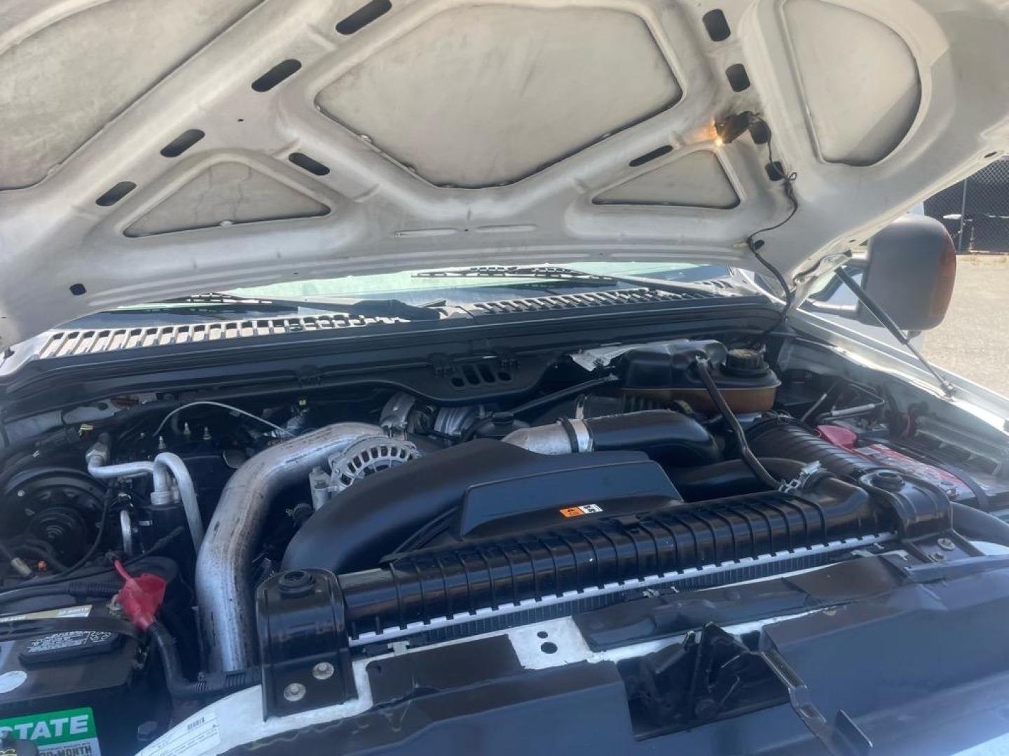 2006 Oxford White Clearcoat/Silver Clearcoat Metallic Ford F-350 Super Duty Lariat (1FTWW31PX6E) with an 6.0L Power Stroke 6.0L Diesel Turbo V8 325hp 560ft. lbs. Direct Injection engine, 5-Speed Automatic transmission, located at 800 Riverside Ave, Roseville, CA, 95678, 916-773-4549 & Toll Free: 866-719-4393, 38.732265, -121.291039 - DIESEL CREW CAB 4X4 LARIAT LIFTED - Photo#13