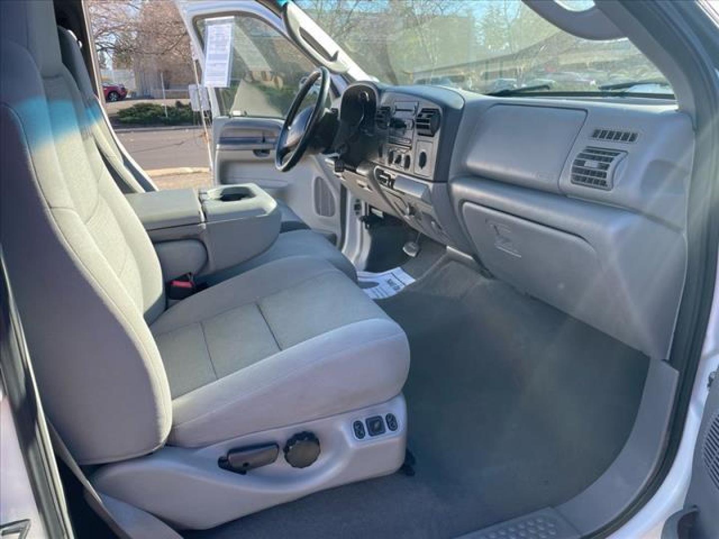 2006 Oxford White Clearcoat Ford F-250 Super Duty XLT (1FTSW21P96E) with an 6.0L Power Stroke 6.0L Diesel Turbo V8 325hp 560ft. lbs. Direct Injection engine, 5-Speed Automatic transmission, located at 800 Riverside Ave, Roseville, CA, 95678, 916-773-4549 & Toll Free: 866-719-4393, 38.732265, -121.291039 - DIESEL CREW CAB 4X4 FX4 XLT HEADSTUDS BULLET PROOF EGR COOLER CLEAN CARFAX - Photo#13