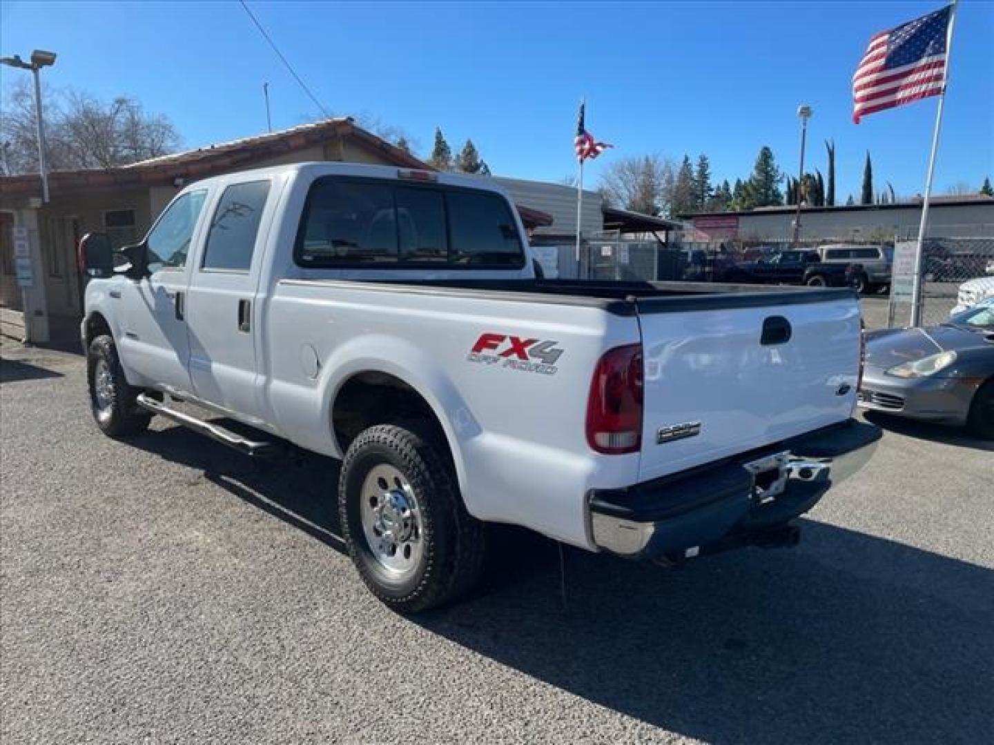 2006 Oxford White Clearcoat Ford F-250 Super Duty XLT (1FTSW21P96E) with an 6.0L Power Stroke 6.0L Diesel Turbo V8 325hp 560ft. lbs. Direct Injection engine, 5-Speed Automatic transmission, located at 800 Riverside Ave, Roseville, CA, 95678, 916-773-4549 & Toll Free: 866-719-4393, 38.732265, -121.291039 - DIESEL CREW CAB 4X4 FX4 XLT HEADSTUDS BULLET PROOF EGR COOLER CLEAN CARFAX - Photo#2