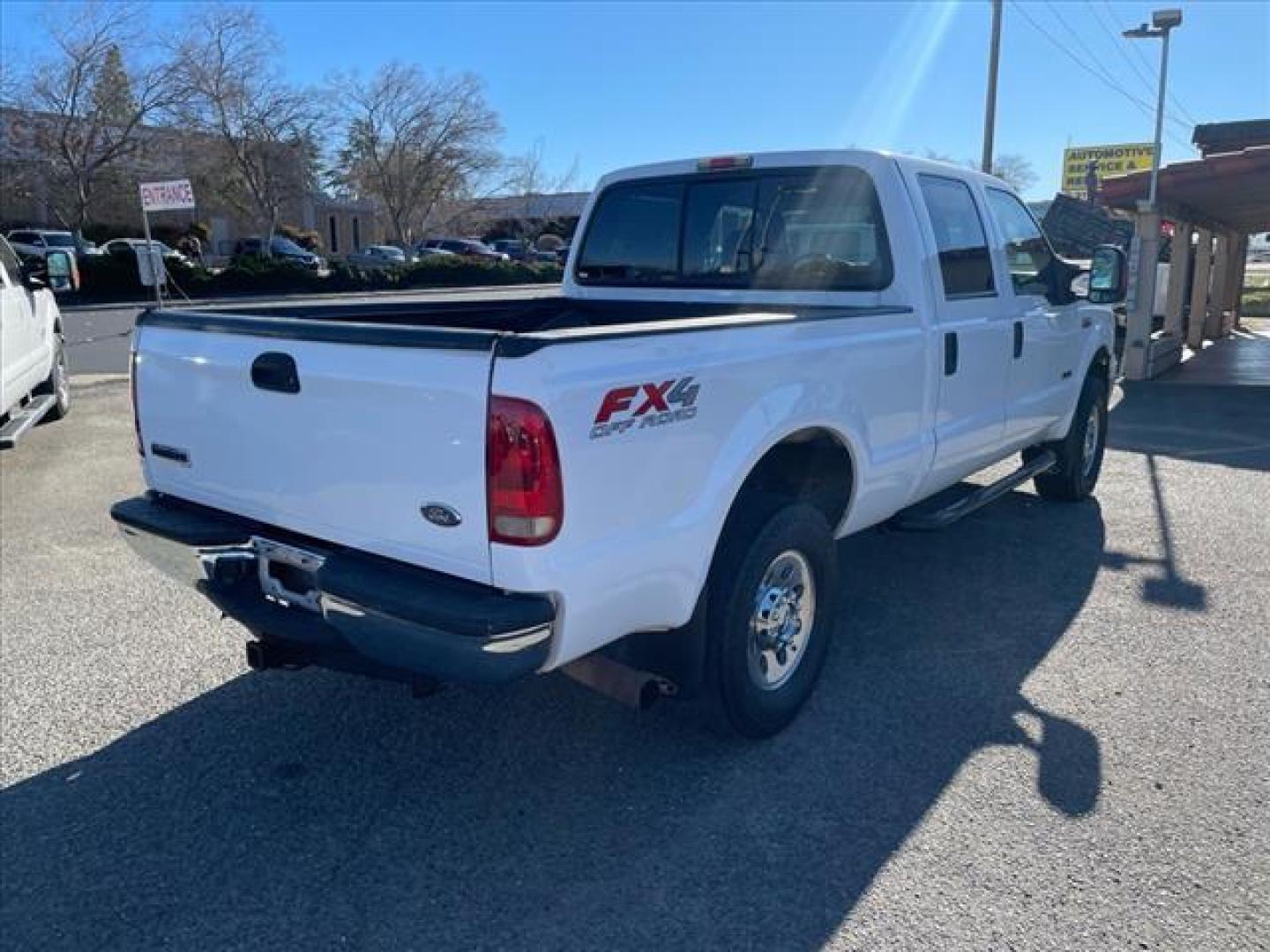 2006 Oxford White Clearcoat Ford F-250 Super Duty XLT (1FTSW21P96E) with an 6.0L Power Stroke 6.0L Diesel Turbo V8 325hp 560ft. lbs. Direct Injection engine, 5-Speed Automatic transmission, located at 800 Riverside Ave, Roseville, CA, 95678, 916-773-4549 & Toll Free: 866-719-4393, 38.732265, -121.291039 - DIESEL CREW CAB 4X4 FX4 XLT HEADSTUDS BULLET PROOF EGR COOLER CLEAN CARFAX - Photo#3