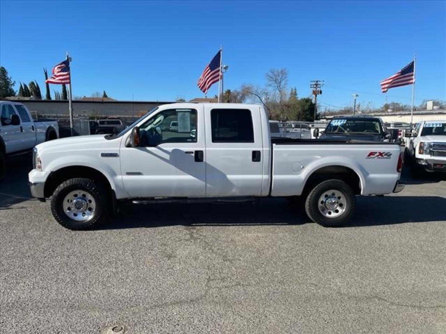 2006 Oxford White Clearcoat Ford F-250 Super Duty XLT (1FTSW21P96E) with an 6.0L Power Stroke 6.0L Diesel Turbo V8 325hp 560ft. lbs. Direct Injection engine, 5-Speed Automatic transmission, located at 800 Riverside Ave, Roseville, CA, 95678, 916-773-4549 & Toll Free: 866-719-4393, 38.732265, -121.291039 - DIESEL CREW CAB 4X4 FX4 XLT HEADSTUDS BULLET PROOF EGR COOLER CLEAN CARFAX - Photo#4