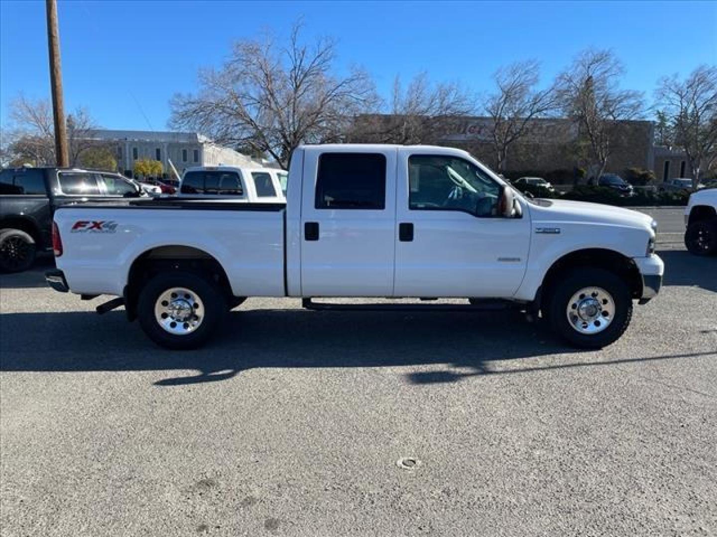 2006 Oxford White Clearcoat Ford F-250 Super Duty XLT (1FTSW21P96E) with an 6.0L Power Stroke 6.0L Diesel Turbo V8 325hp 560ft. lbs. Direct Injection engine, 5-Speed Automatic transmission, located at 800 Riverside Ave, Roseville, CA, 95678, 916-773-4549 & Toll Free: 866-719-4393, 38.732265, -121.291039 - DIESEL CREW CAB 4X4 FX4 XLT HEADSTUDS BULLET PROOF EGR COOLER CLEAN CARFAX - Photo#5