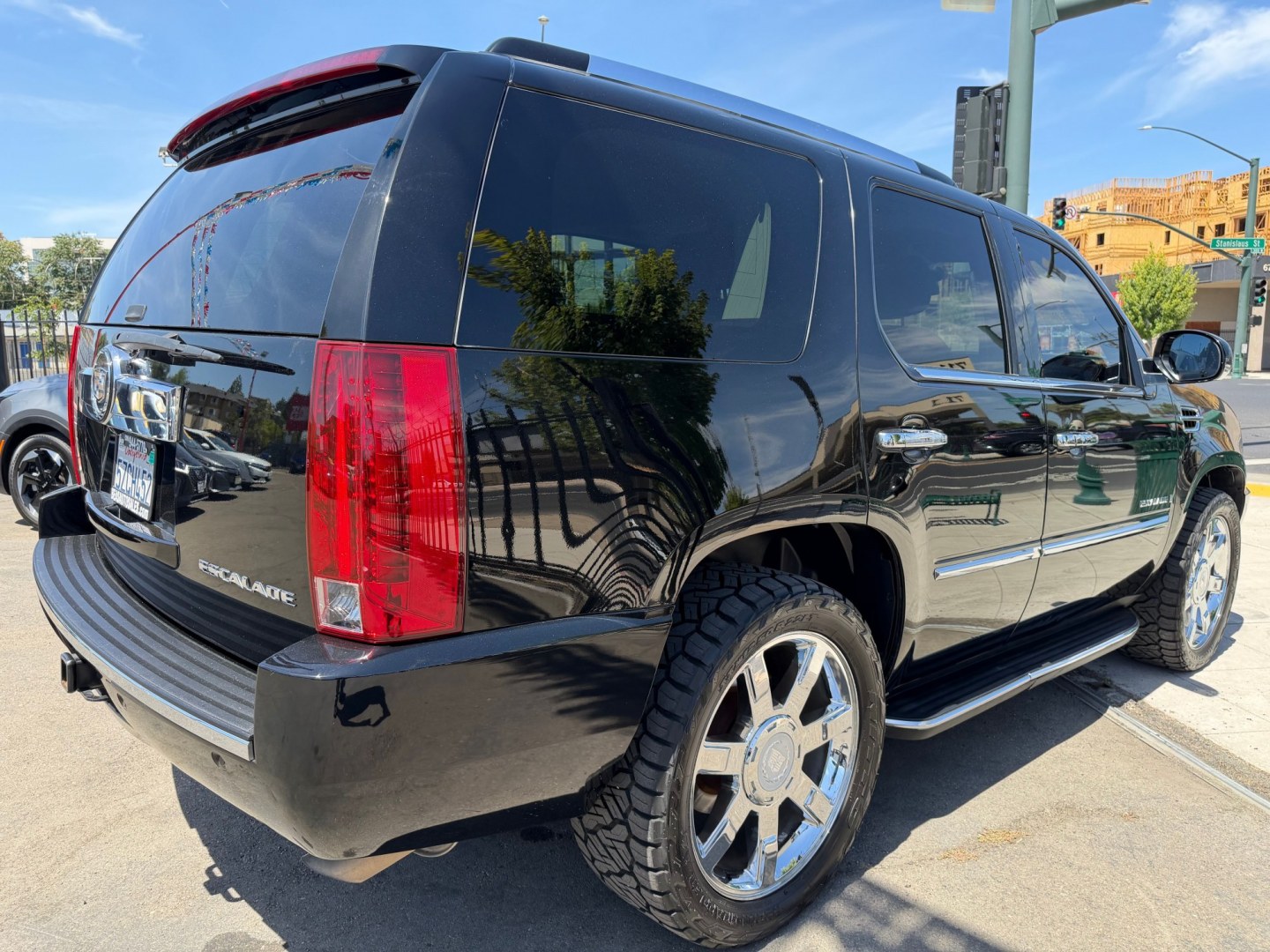 2007 Cadillac Escalade AWD (1GYFK63837R) with an 6.2L V8 OHV 16V engine, 6-Speed Automatic Overdrive transmission, located at 744 E Miner Ave, Stockton, CA, 95202, (209) 944-5770, 37.956863, -121.282082- Photo#7