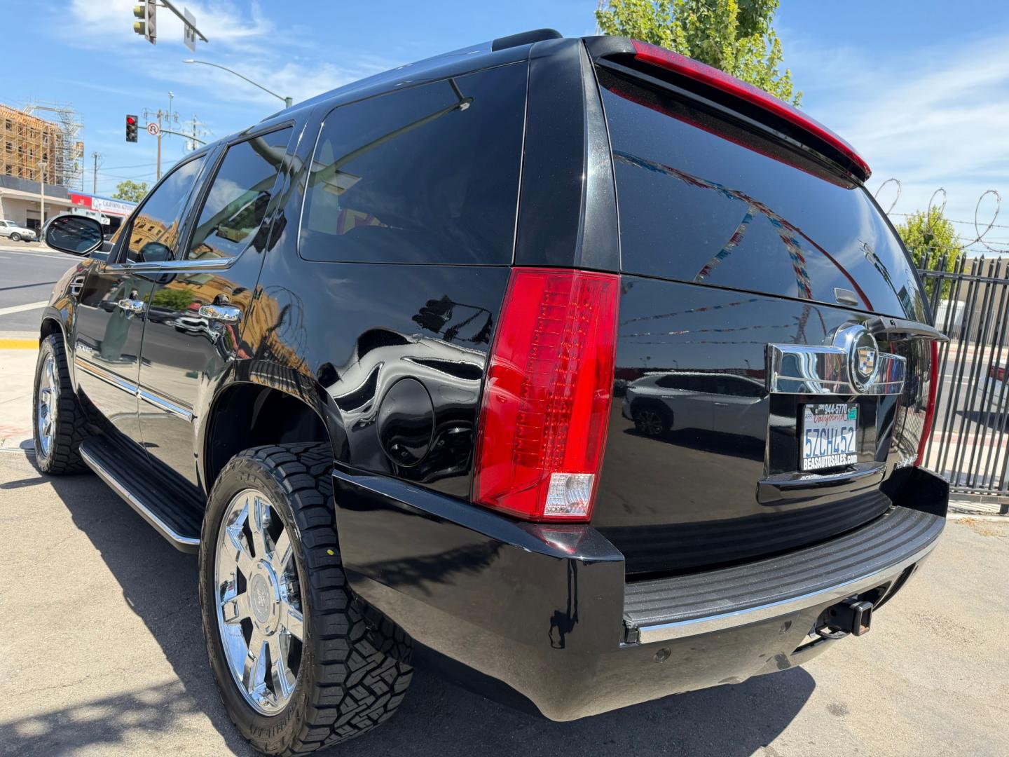 2007 Cadillac Escalade AWD (1GYFK63837R) with an 6.2L V8 OHV 16V engine, 6-Speed Automatic Overdrive transmission, located at 744 E Miner Ave, Stockton, CA, 95202, (209) 944-5770, 37.956863, -121.282082- Photo#5