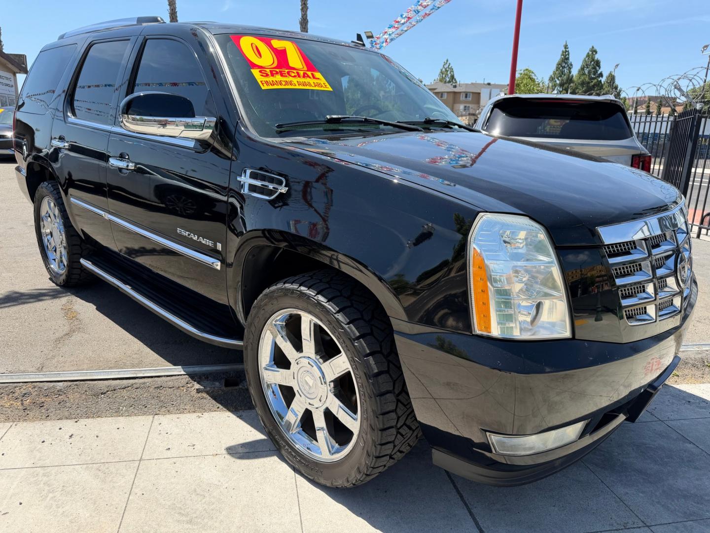 2007 Cadillac Escalade AWD (1GYFK63837R) with an 6.2L V8 OHV 16V engine, 6-Speed Automatic Overdrive transmission, located at 744 E Miner Ave, Stockton, CA, 95202, (209) 944-5770, 37.956863, -121.282082- Photo#1