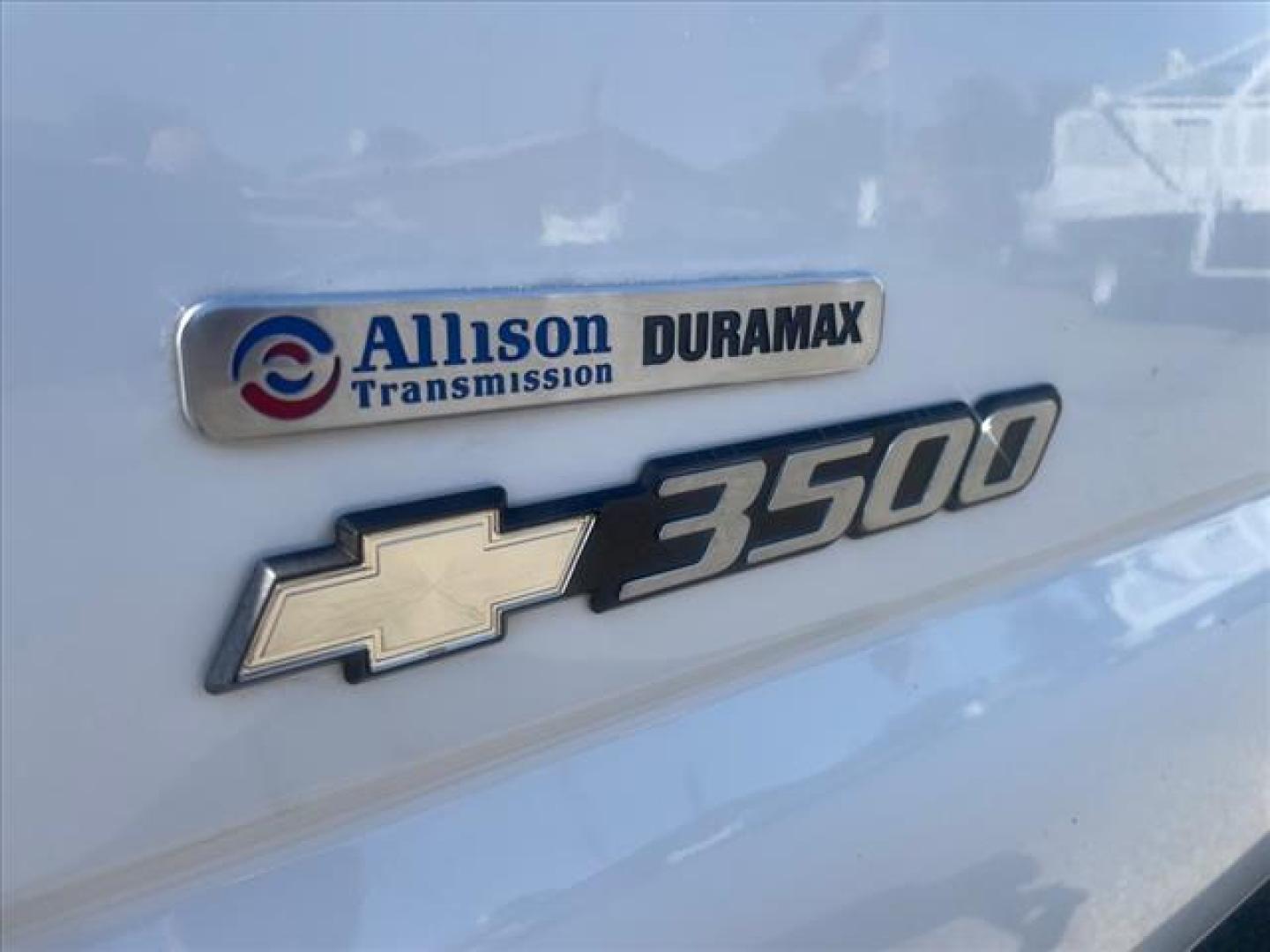 2007 Summit White Chevrolet Silverado 3500 Classic Work Truck (1GBJC34D17E) with an V-8 Other engine, Allison 1000 6-Speed Shiftable Automatic transmission, located at 800 Riverside Ave, Roseville, CA, 95678, 916-773-4549 & Toll Free: 866-719-4393, 38.732265, -121.291039 - DURAMAX DIESEL HYDRAULIC DUMP BED DUAL FUEL TANKS LOW MILES ALLISON TRANSMISSION SERVICE RECORDS ON CLEAN CARFAX - Photo#2