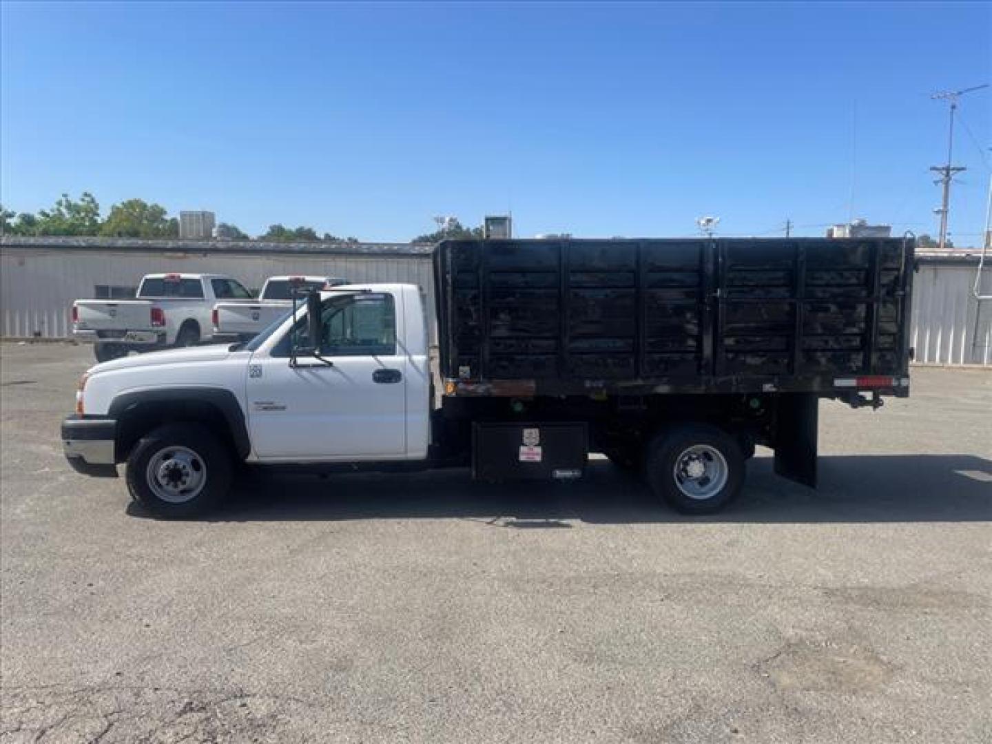 2007 Summit White Chevrolet Silverado 3500 Classic Work Truck (1GBJC34D17E) with an V-8 Other engine, Allison 1000 6-Speed Shiftable Automatic transmission, located at 800 Riverside Ave, Roseville, CA, 95678, 916-773-4549 & Toll Free: 866-719-4393, 38.732265, -121.291039 - DURAMAX DIESEL HYDRAULIC DUMP BED DUAL FUEL TANKS LOW MILES ALLISON TRANSMISSION SERVICE RECORDS ON CLEAN CARFAX - Photo#5