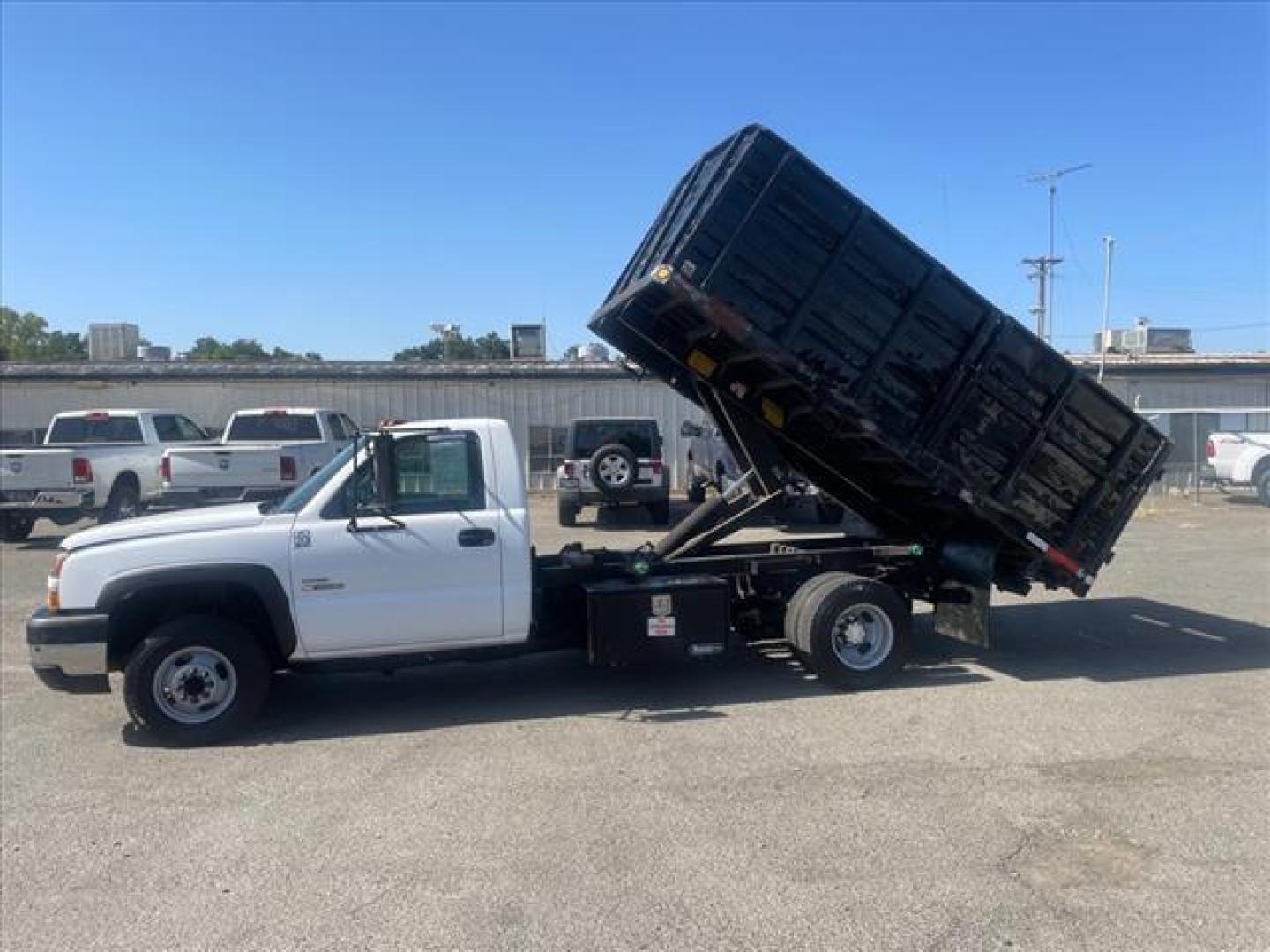2007 Summit White Chevrolet Silverado 3500 Classic Work Truck (1GBJC34D17E) with an V-8 Other engine, Allison 1000 6-Speed Shiftable Automatic transmission, located at 800 Riverside Ave, Roseville, CA, 95678, 916-773-4549 & Toll Free: 866-719-4393, 38.732265, -121.291039 - DURAMAX DIESEL HYDRAULIC DUMP BED DUAL FUEL TANKS LOW MILES ALLISON TRANSMISSION SERVICE RECORDS ON CLEAN CARFAX - Photo#6