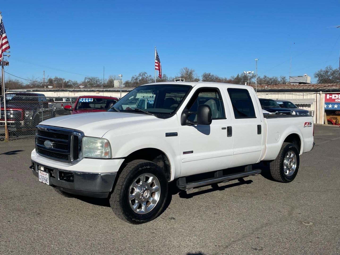 2007 Oxford White Clearcoat Ford F-250 Super Duty Lariat (1FTSW21P17E) with an 6.0L 6.0L Turbo Diesel V8 OHV 32V Direct Injection engine, 5-Speed Automatic transmission, located at 800 Riverside Ave, Roseville, CA, 95678, 916-773-4549 & Toll Free: 866-719-4393, 38.732265, -121.291039 - DIESEL CREW CAB 4X4 FX4 LARIAT LOW MILES- Photo#0