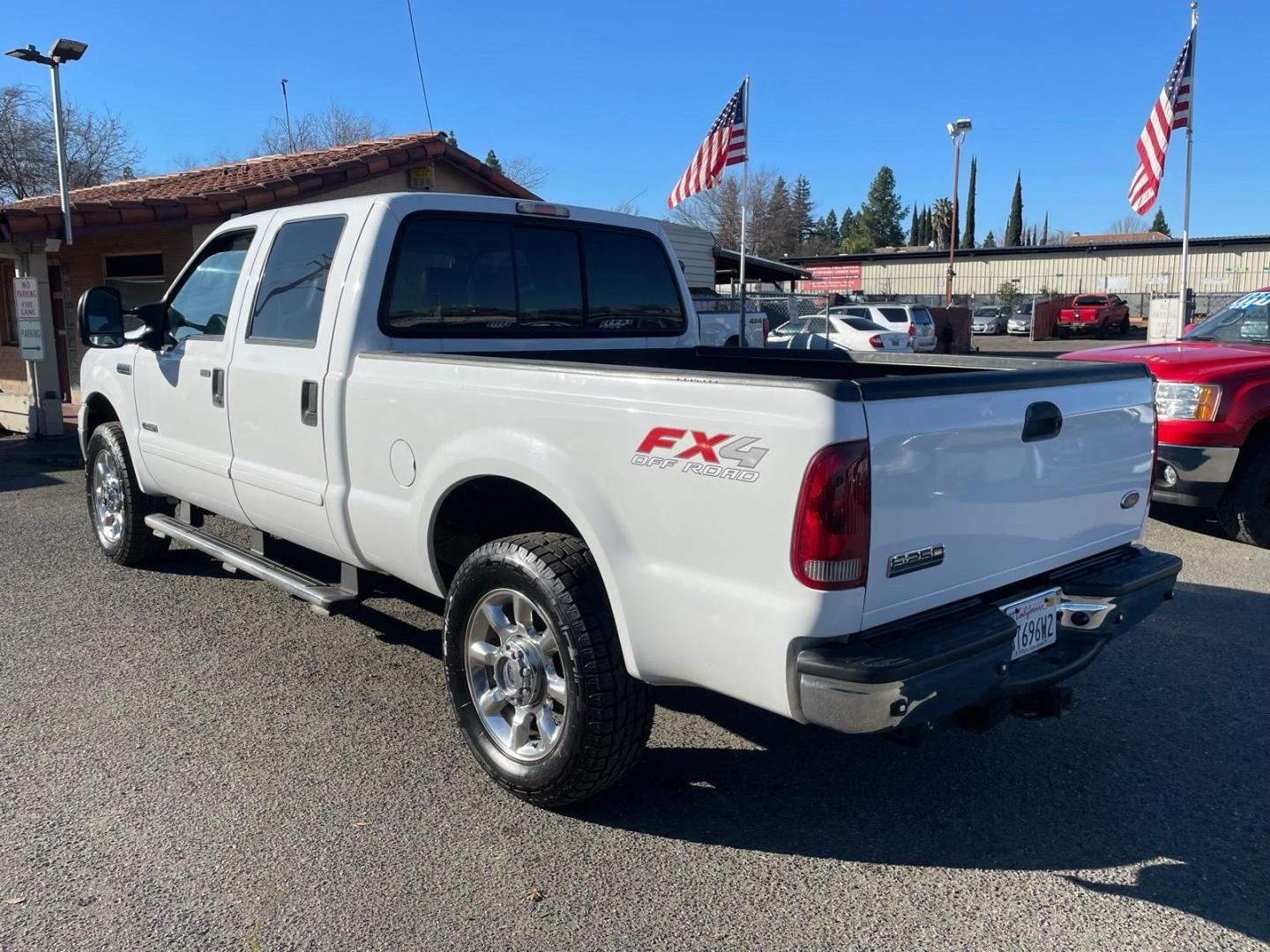 2007 Oxford White Clearcoat Ford F-250 Super Duty Lariat (1FTSW21P17E) with an 6.0L 6.0L Turbo Diesel V8 OHV 32V Direct Injection engine, 5-Speed Automatic transmission, located at 800 Riverside Ave, Roseville, CA, 95678, 916-773-4549 & Toll Free: 866-719-4393, 38.732265, -121.291039 - DIESEL CREW CAB 4X4 FX4 LARIAT LOW MILES- Photo#2