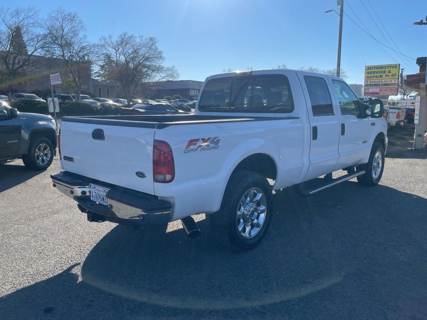 2007 Oxford White Clearcoat Ford F-250 Super Duty Lariat (1FTSW21P17E) with an 6.0L 6.0L Turbo Diesel V8 OHV 32V Direct Injection engine, 5-Speed Automatic transmission, located at 800 Riverside Ave, Roseville, CA, 95678, 916-773-4549 & Toll Free: 866-719-4393, 38.732265, -121.291039 - DIESEL CREW CAB 4X4 FX4 LARIAT LOW MILES- Photo#4