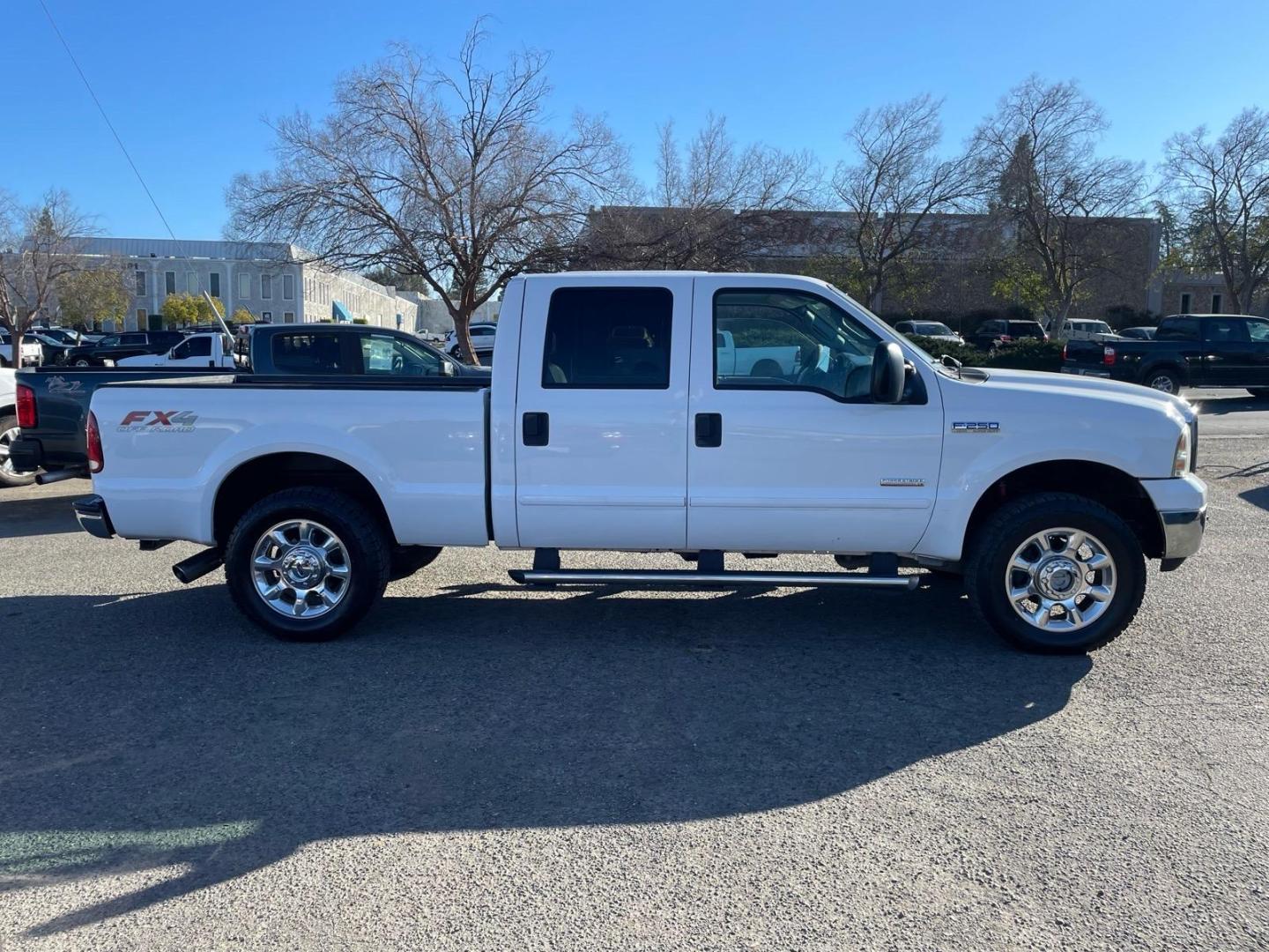 2007 Oxford White Clearcoat Ford F-250 Super Duty Lariat (1FTSW21P17E) with an 6.0L 6.0L Turbo Diesel V8 OHV 32V Direct Injection engine, 5-Speed Automatic transmission, located at 800 Riverside Ave, Roseville, CA, 95678, 916-773-4549 & Toll Free: 866-719-4393, 38.732265, -121.291039 - DIESEL CREW CAB 4X4 FX4 LARIAT LOW MILES- Photo#5
