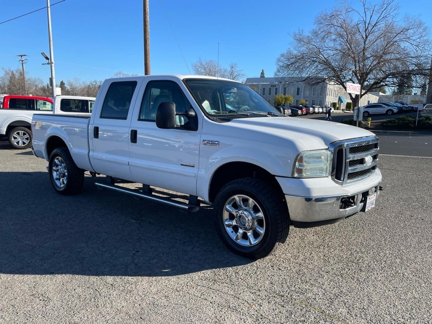 2007 Oxford White Clearcoat Ford F-250 Super Duty Lariat (1FTSW21P17E) with an 6.0L 6.0L Turbo Diesel V8 OHV 32V Direct Injection engine, 5-Speed Automatic transmission, located at 800 Riverside Ave, Roseville, CA, 95678, 916-773-4549 & Toll Free: 866-719-4393, 38.732265, -121.291039 - DIESEL CREW CAB 4X4 FX4 LARIAT LOW MILES- Photo#6