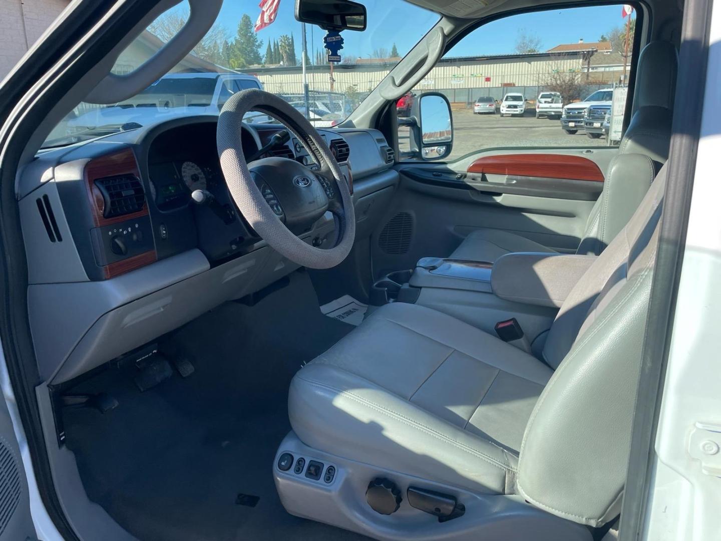 2007 Oxford White Clearcoat Ford F-250 Super Duty Lariat (1FTSW21P17E) with an 6.0L 6.0L Turbo Diesel V8 OHV 32V Direct Injection engine, 5-Speed Automatic transmission, located at 800 Riverside Ave, Roseville, CA, 95678, 916-773-4549 & Toll Free: 866-719-4393, 38.732265, -121.291039 - DIESEL CREW CAB 4X4 FX4 LARIAT LOW MILES- Photo#8