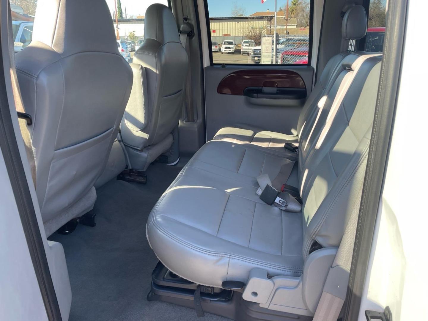 2007 Oxford White Clearcoat Ford F-250 Super Duty Lariat (1FTSW21P17E) with an 6.0L 6.0L Turbo Diesel V8 OHV 32V Direct Injection engine, 5-Speed Automatic transmission, located at 800 Riverside Ave, Roseville, CA, 95678, 916-773-4549 & Toll Free: 866-719-4393, 38.732265, -121.291039 - DIESEL CREW CAB 4X4 FX4 LARIAT LOW MILES- Photo#9