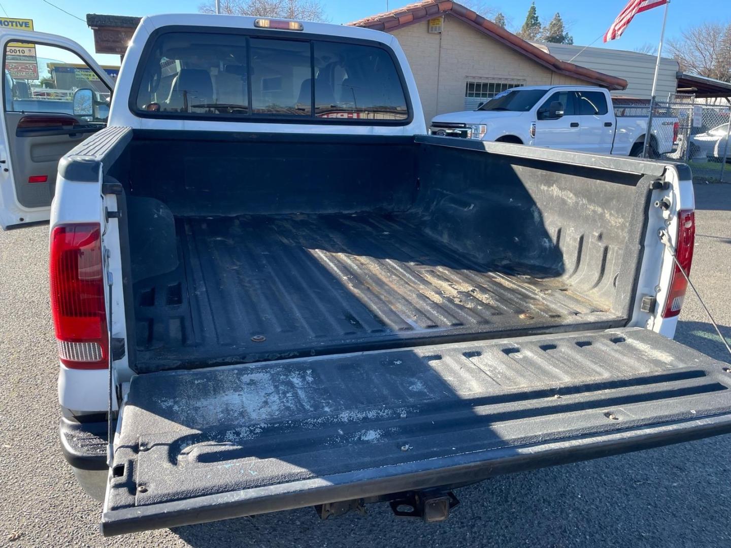 2007 Oxford White Clearcoat Ford F-250 Super Duty Lariat (1FTSW21P17E) with an 6.0L 6.0L Turbo Diesel V8 OHV 32V Direct Injection engine, 5-Speed Automatic transmission, located at 800 Riverside Ave, Roseville, CA, 95678, 916-773-4549 & Toll Free: 866-719-4393, 38.732265, -121.291039 - DIESEL CREW CAB 4X4 FX4 LARIAT LOW MILES- Photo#11