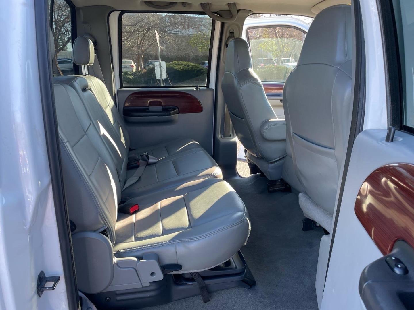 2007 Oxford White Clearcoat Ford F-250 Super Duty Lariat (1FTSW21P17E) with an 6.0L 6.0L Turbo Diesel V8 OHV 32V Direct Injection engine, 5-Speed Automatic transmission, located at 800 Riverside Ave, Roseville, CA, 95678, 916-773-4549 & Toll Free: 866-719-4393, 38.732265, -121.291039 - DIESEL CREW CAB 4X4 FX4 LARIAT LOW MILES- Photo#12