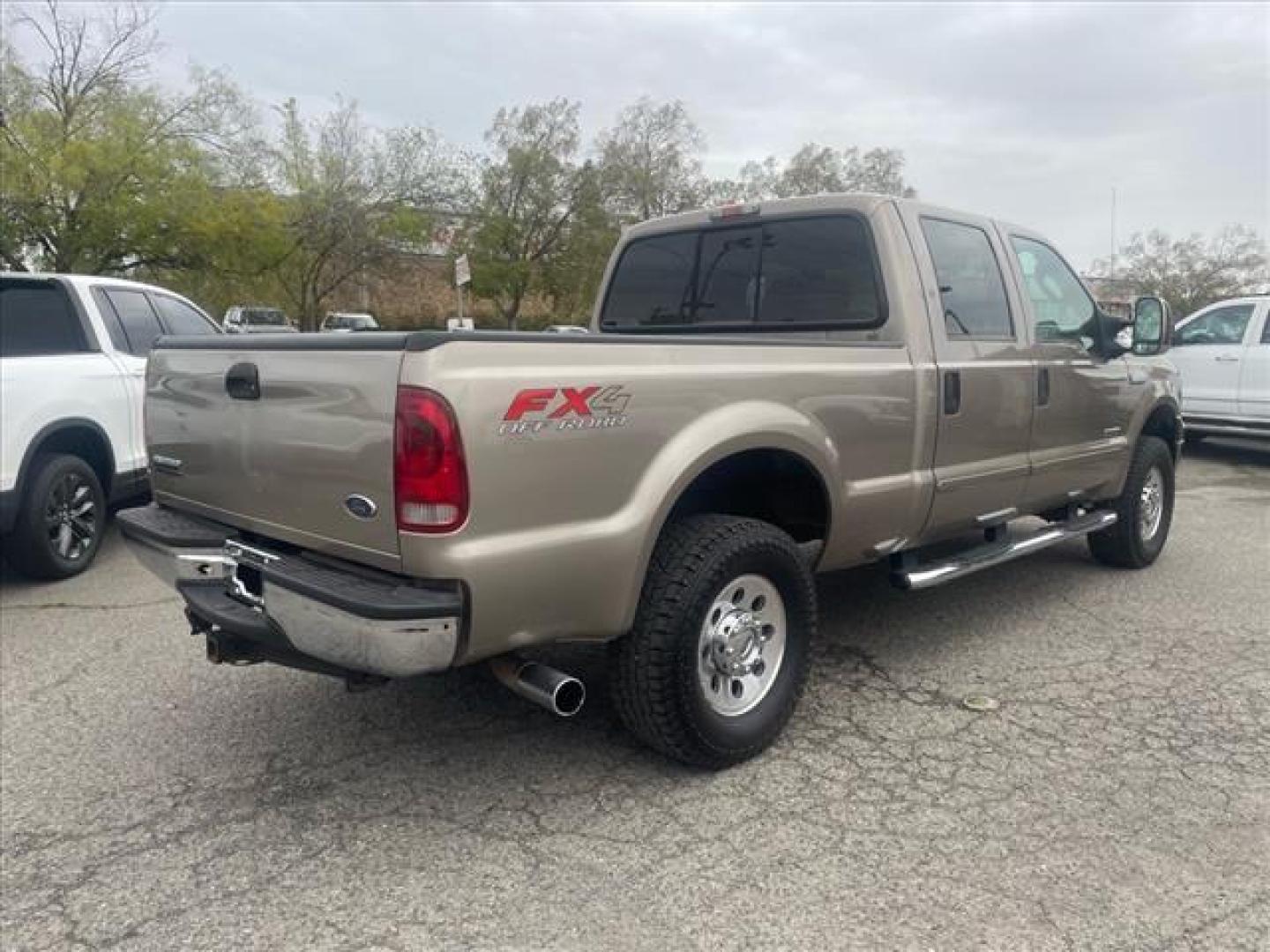 2007 Arizona Beige Clearcoat Metallic Ford F-250 Super Duty XLT (1FTSW21P97E) with an 6.0L 6.0L Turbo Diesel V8 OHV 32V Direct Injection engine, 5-Speed Automatic transmission, located at 800 Riverside Ave, Roseville, CA, 95678, 916-773-4549 & Toll Free: 866-719-4393, 38.732265, -121.291039 - DIESEL CREW CAB 4X4 FX4 XLT SERVICE RECORDS ON CLEAN CARFAX - Photo#3