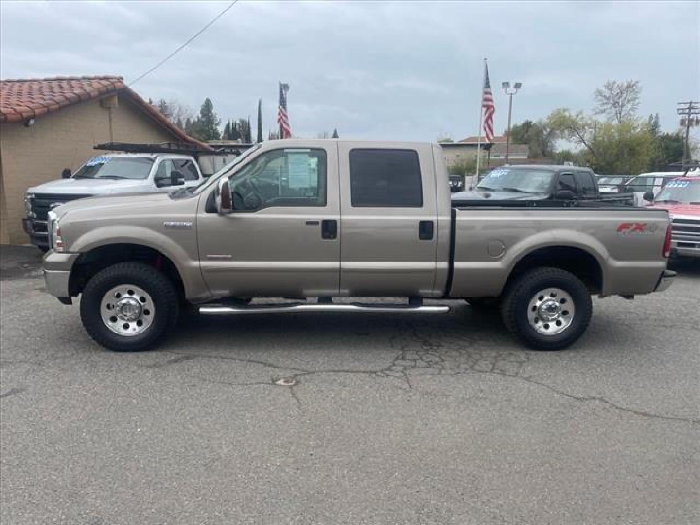 2007 Arizona Beige Clearcoat Metallic Ford F-250 Super Duty XLT (1FTSW21P97E) with an 6.0L 6.0L Turbo Diesel V8 OHV 32V Direct Injection engine, 5-Speed Automatic transmission, located at 800 Riverside Ave, Roseville, CA, 95678, 916-773-4549 & Toll Free: 866-719-4393, 38.732265, -121.291039 - DIESEL CREW CAB 4X4 FX4 XLT SERVICE RECORDS ON CLEAN CARFAX - Photo#4