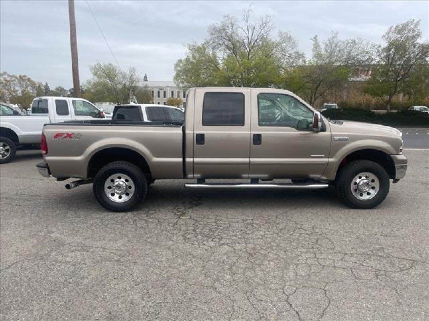 2007 Arizona Beige Clearcoat Metallic Ford F-250 Super Duty XLT (1FTSW21P97E) with an 6.0L 6.0L Turbo Diesel V8 OHV 32V Direct Injection engine, 5-Speed Automatic transmission, located at 800 Riverside Ave, Roseville, CA, 95678, 916-773-4549 & Toll Free: 866-719-4393, 38.732265, -121.291039 - DIESEL CREW CAB 4X4 FX4 XLT SERVICE RECORDS ON CLEAN CARFAX - Photo#5