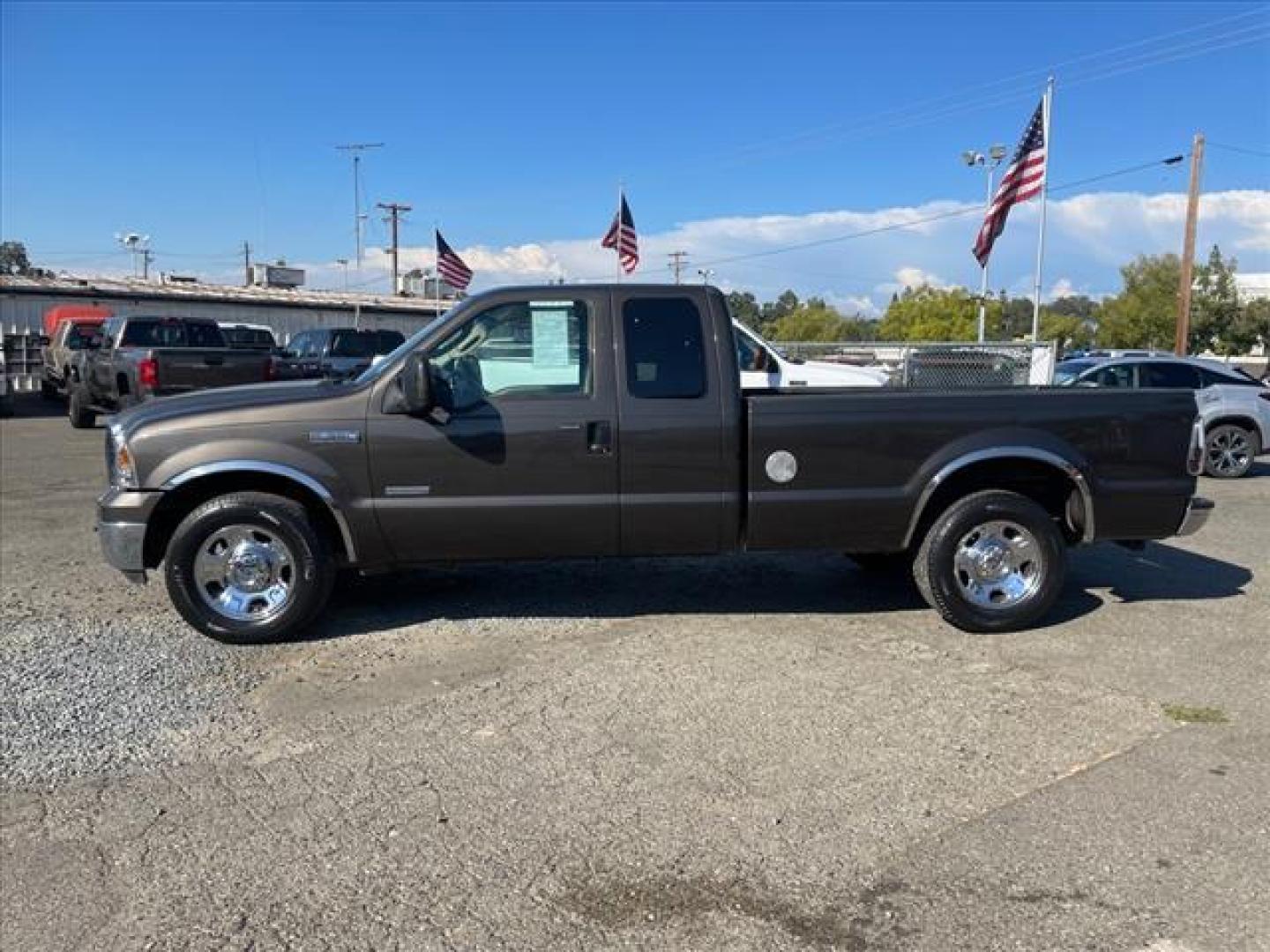 2007 Arizona Beige Clearcoat Metallic Ford F-350 Super Duty XLT (1FTWX30P47E) with an 6.0L 6.0L Turbo Diesel V8 OHV 32V Direct Injection engine, 5-Speed Automatic transmission, located at 800 Riverside Ave, Roseville, CA, 95678, 916-773-4549 & Toll Free: 866-719-4393, 38.732265, -121.291039 - DIESEL SUPER CAB XLT CLEAN CARFAX - Photo#4