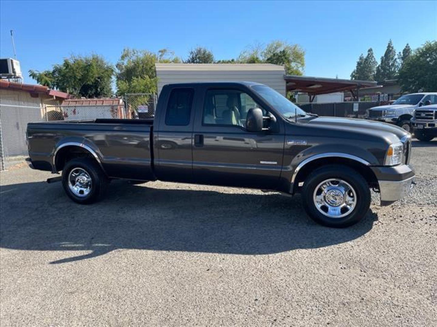 2007 Arizona Beige Clearcoat Metallic Ford F-350 Super Duty XLT (1FTWX30P47E) with an 6.0L 6.0L Turbo Diesel V8 OHV 32V Direct Injection engine, 5-Speed Automatic transmission, located at 800 Riverside Ave, Roseville, CA, 95678, 916-773-4549 & Toll Free: 866-719-4393, 38.732265, -121.291039 - DIESEL SUPER CAB XLT CLEAN CARFAX - Photo#5
