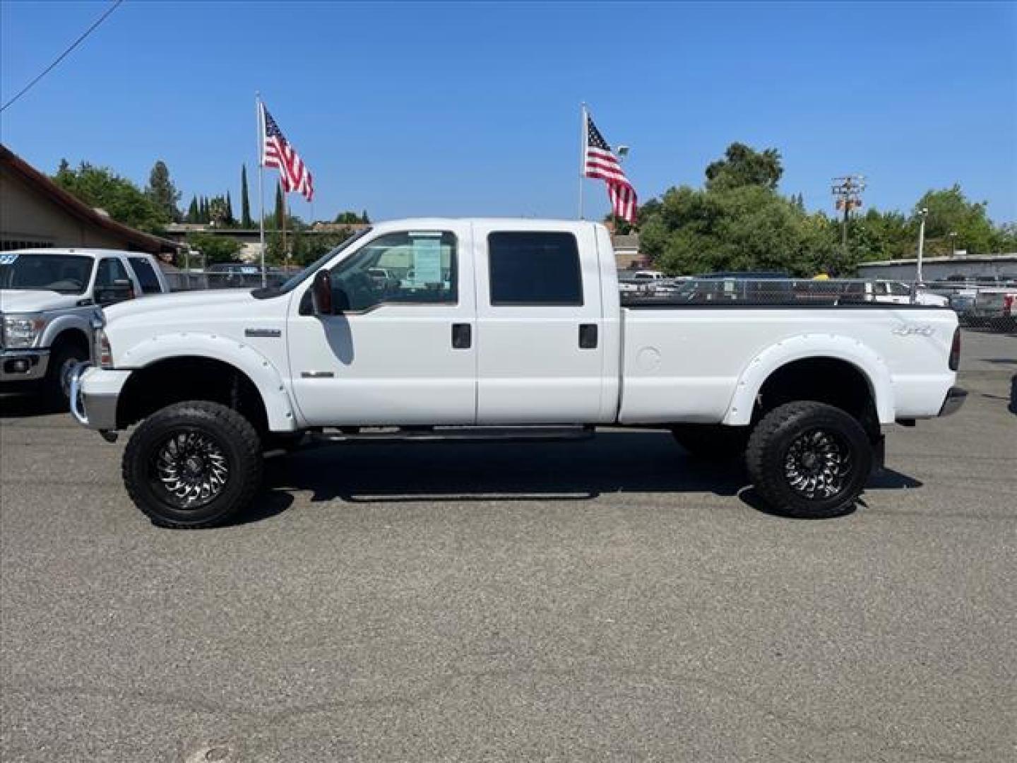2007 Oxford White Clearcoat Ford F-350 Super Duty XLT (1FTWW31P77E) with an 6.0L 6.0L Turbo Diesel V8 OHV 32V Direct Injection engine, 5-Speed Automatic transmission, located at 800 Riverside Ave, Roseville, CA, 95678, 916-773-4549 & Toll Free: 866-719-4393, 38.732265, -121.291039 - DIESEL CREW CAB 4X4 XLT LIFTED NEW EGR COOLER AND OIL COOLER CLEAN CARFAX - Photo#4