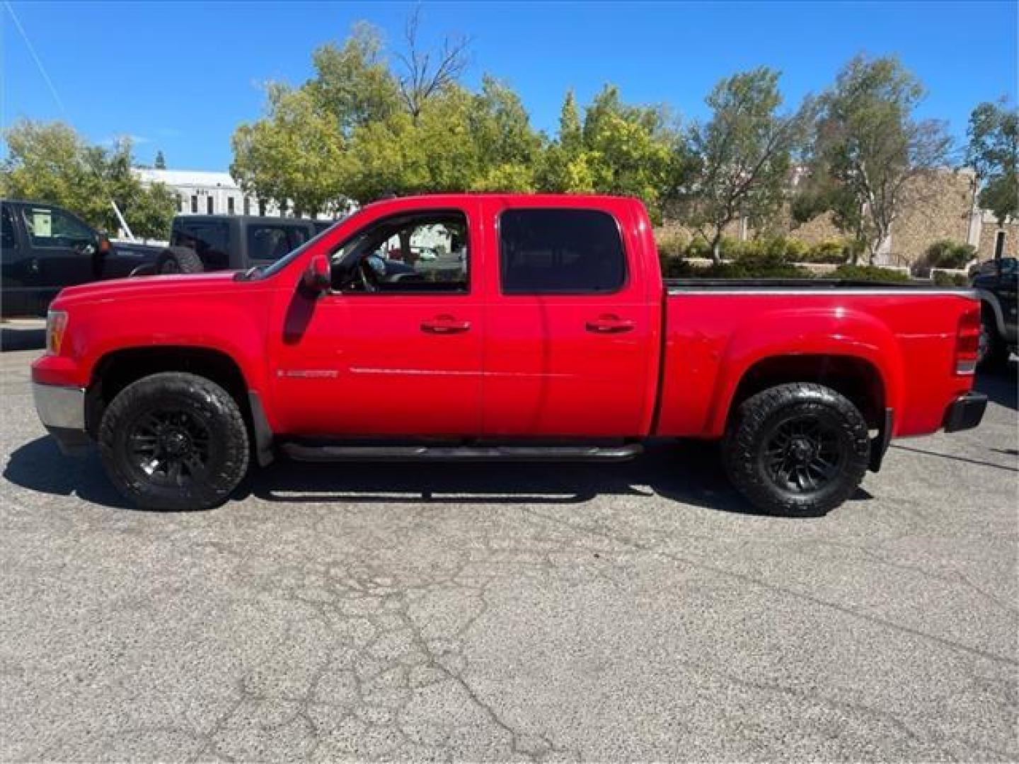 2007 Fire Red GMC Sierra 1500 SLT (2GTFK13Y871) with an 6.0L VortecMAX 6.0L V8 367hp 375ft. lbs. Other engine, 4-Speed Automatic transmission, located at 800 Riverside Ave, Roseville, CA, 95678, 916-773-4549 & Toll Free: 866-719-4393, 38.732265, -121.291039 - 4X4 CREW CAB SLT VORTEC MAX LOW MILES ONE OWNER SERVICE RECORDS - Photo#5