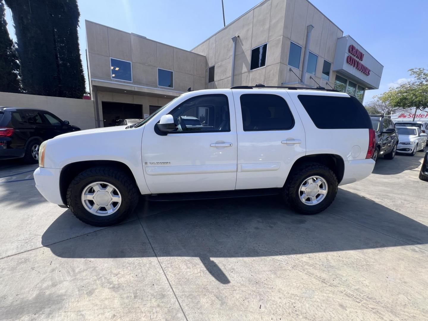 2007 White /Gray GMC Yukon SLE-1 2WD (1GKFC13J47J) with an 5.3L V8 OHV 16V engine, 4-Speed Automatic Overdrive transmission, located at 30 S. Berkeley Avenue, Pasadena, CA, 91107, (626) 248-7567, 34.145447, -118.109398 - 2007 GMC Yukon SLT – 3rd Row SUV – $995 Down – Buy Here Pay Here – Bad Credit OK – Crown City Motors – Pasadena, CA Need a full-size SUV with space for the whole family, rugged performance, and a touch of luxury? Check out this 2007 GMC Yukon SLT, available now at Crown City Motors in - Photo#1