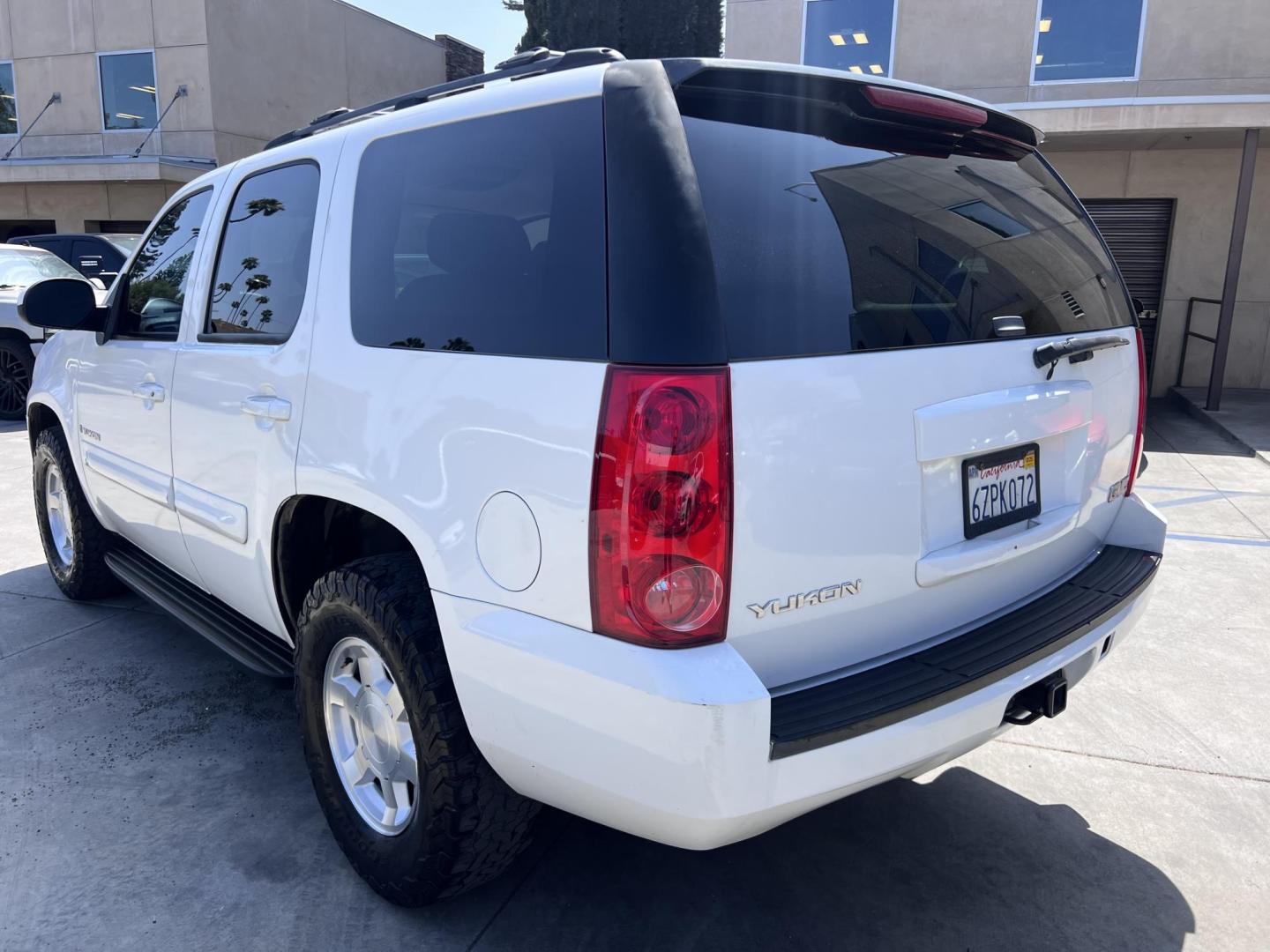 2007 White /Gray GMC Yukon SLE-1 2WD (1GKFC13J47J) with an 5.3L V8 OHV 16V engine, 4-Speed Automatic Overdrive transmission, located at 30 S. Berkeley Avenue, Pasadena, CA, 91107, (626) 248-7567, 34.145447, -118.109398 - 2007 GMC Yukon SLT – 3rd Row SUV – $995 Down – Buy Here Pay Here – Bad Credit OK – Crown City Motors – Pasadena, CA Need a full-size SUV with space for the whole family, rugged performance, and a touch of luxury? Check out this 2007 GMC Yukon SLT, available now at Crown City Motors in - Photo#2
