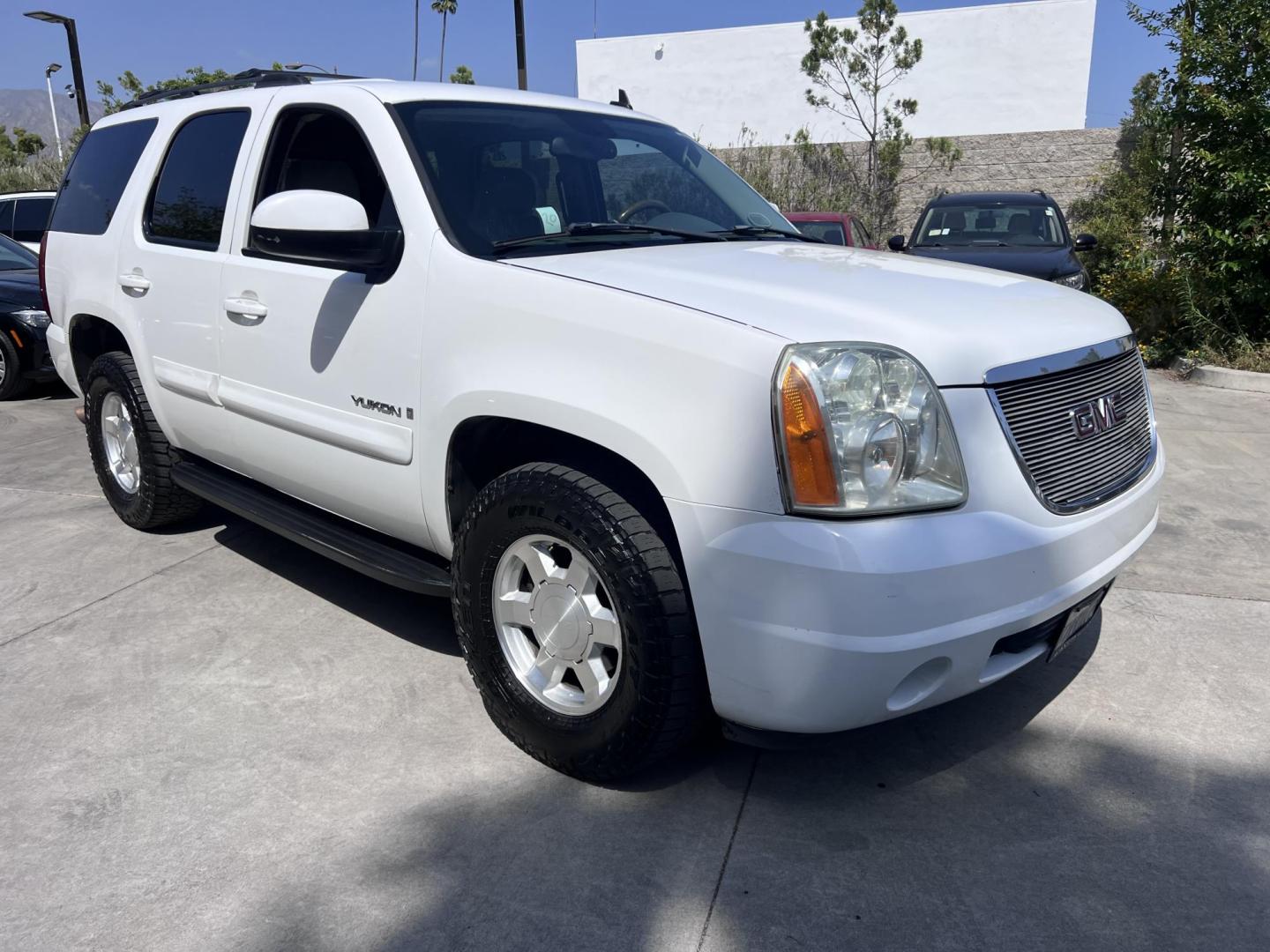 2007 White /Gray GMC Yukon SLE-1 2WD (1GKFC13J47J) with an 5.3L V8 OHV 16V engine, 4-Speed Automatic Overdrive transmission, located at 30 S. Berkeley Avenue, Pasadena, CA, 91107, (626) 248-7567, 34.145447, -118.109398 - 2007 GMC Yukon SLT – 3rd Row SUV – $995 Down – Buy Here Pay Here – Bad Credit OK – Crown City Motors – Pasadena, CA Need a full-size SUV with space for the whole family, rugged performance, and a touch of luxury? Check out this 2007 GMC Yukon SLT, available now at Crown City Motors in - Photo#6