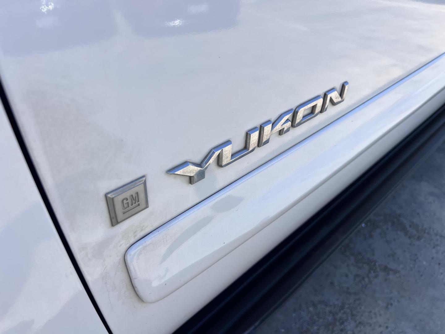 2007 White /Gray GMC Yukon SLE-1 2WD (1GKFC13J47J) with an 5.3L V8 OHV 16V engine, 4-Speed Automatic Overdrive transmission, located at 30 S. Berkeley Avenue, Pasadena, CA, 91107, (626) 248-7567, 34.145447, -118.109398 - 2007 GMC Yukon SLT – 3rd Row SUV – $995 Down – Buy Here Pay Here – Bad Credit OK – Crown City Motors – Pasadena, CA Need a full-size SUV with space for the whole family, rugged performance, and a touch of luxury? Check out this 2007 GMC Yukon SLT, available now at Crown City Motors in - Photo#7
