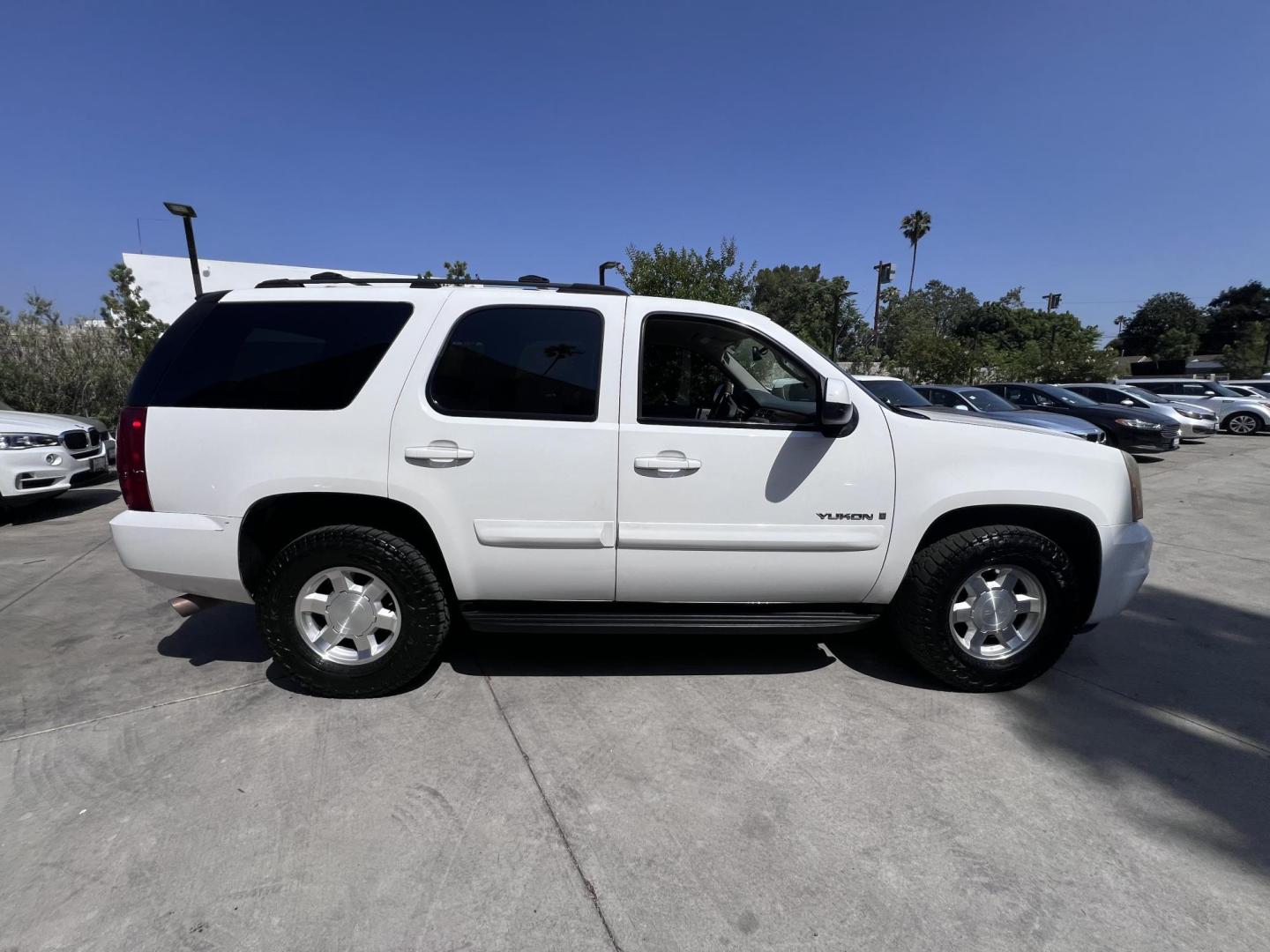 2007 White /Gray GMC Yukon SLE-1 2WD (1GKFC13J47J) with an 5.3L V8 OHV 16V engine, 4-Speed Automatic Overdrive transmission, located at 30 S. Berkeley Avenue, Pasadena, CA, 91107, (626) 248-7567, 34.145447, -118.109398 - 2007 GMC Yukon SLT – 3rd Row SUV – $995 Down – Buy Here Pay Here – Bad Credit OK – Crown City Motors – Pasadena, CA Need a full-size SUV with space for the whole family, rugged performance, and a touch of luxury? Check out this 2007 GMC Yukon SLT, available now at Crown City Motors in - Photo#5