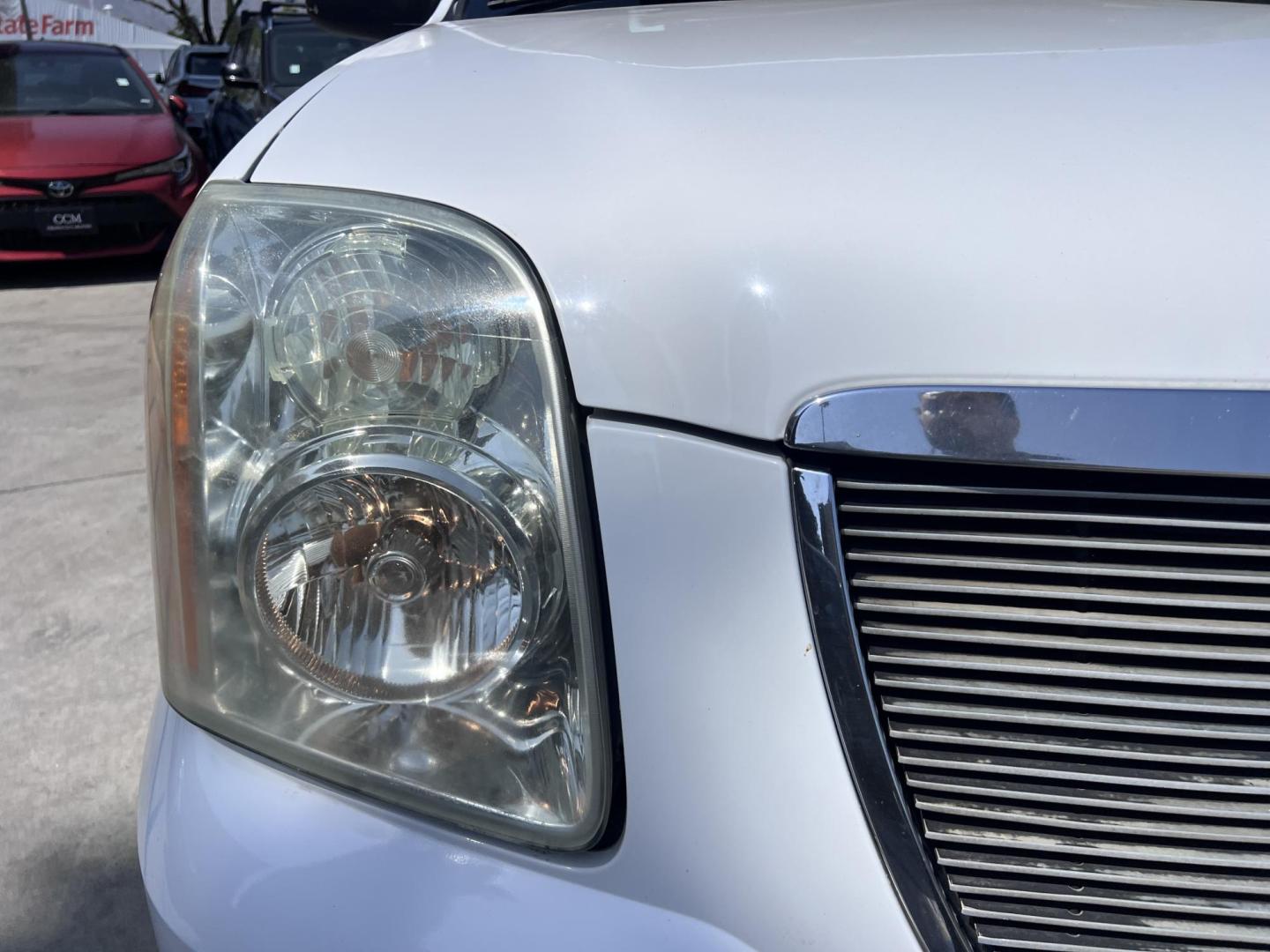 2007 White /Gray GMC Yukon SLE-1 2WD (1GKFC13J47J) with an 5.3L V8 OHV 16V engine, 4-Speed Automatic Overdrive transmission, located at 30 S. Berkeley Avenue, Pasadena, CA, 91107, (626) 248-7567, 34.145447, -118.109398 - 2007 GMC Yukon SLT – 3rd Row SUV – $995 Down – Buy Here Pay Here – Bad Credit OK – Crown City Motors – Pasadena, CA Need a full-size SUV with space for the whole family, rugged performance, and a touch of luxury? Check out this 2007 GMC Yukon SLT, available now at Crown City Motors in - Photo#10