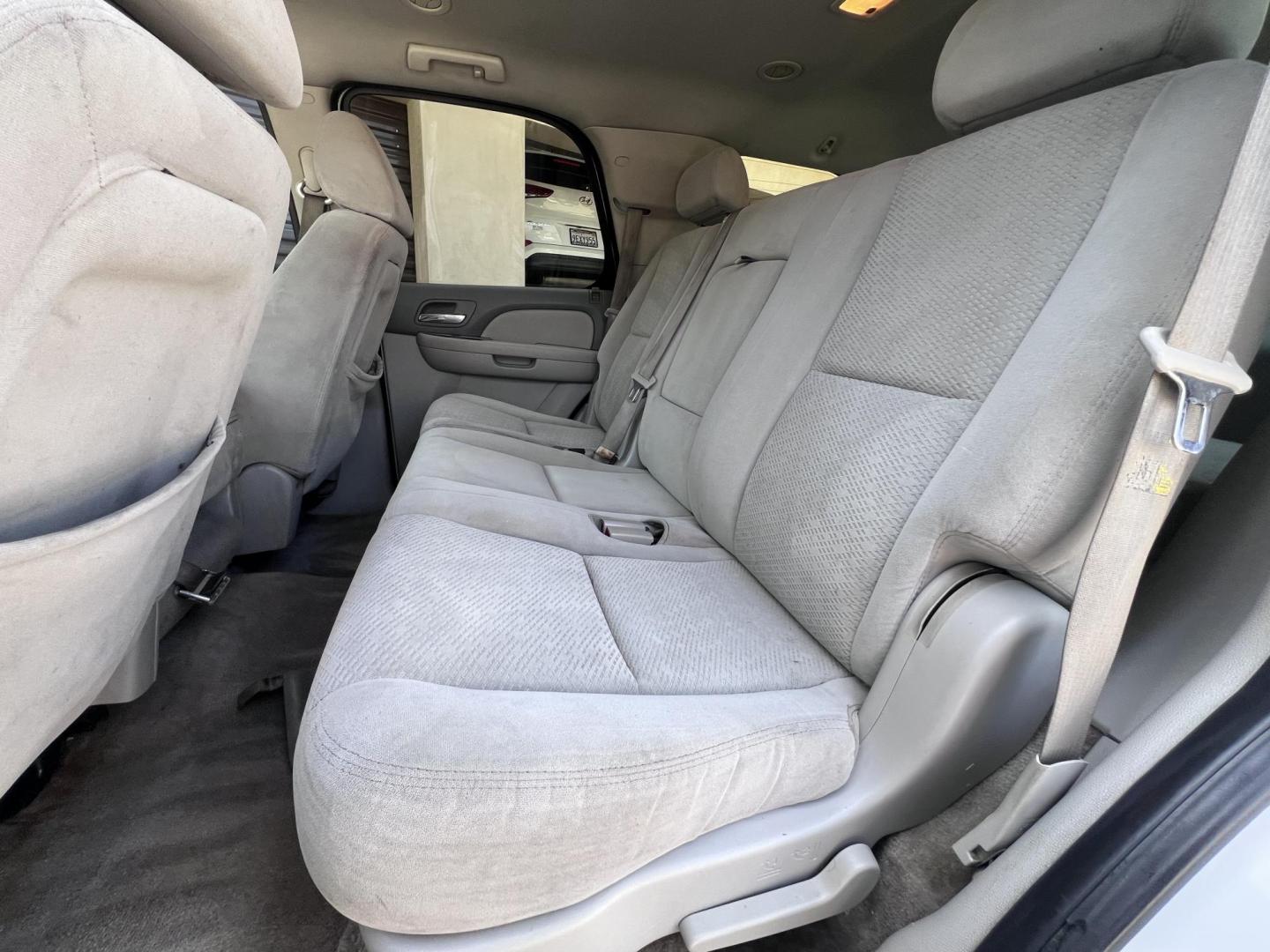 2007 White /Gray GMC Yukon SLE-1 2WD (1GKFC13J47J) with an 5.3L V8 OHV 16V engine, 4-Speed Automatic Overdrive transmission, located at 30 S. Berkeley Avenue, Pasadena, CA, 91107, (626) 248-7567, 34.145447, -118.109398 - 2007 GMC Yukon SLT – 3rd Row SUV – $995 Down – Buy Here Pay Here – Bad Credit OK – Crown City Motors – Pasadena, CA Need a full-size SUV with space for the whole family, rugged performance, and a touch of luxury? Check out this 2007 GMC Yukon SLT, available now at Crown City Motors in - Photo#15