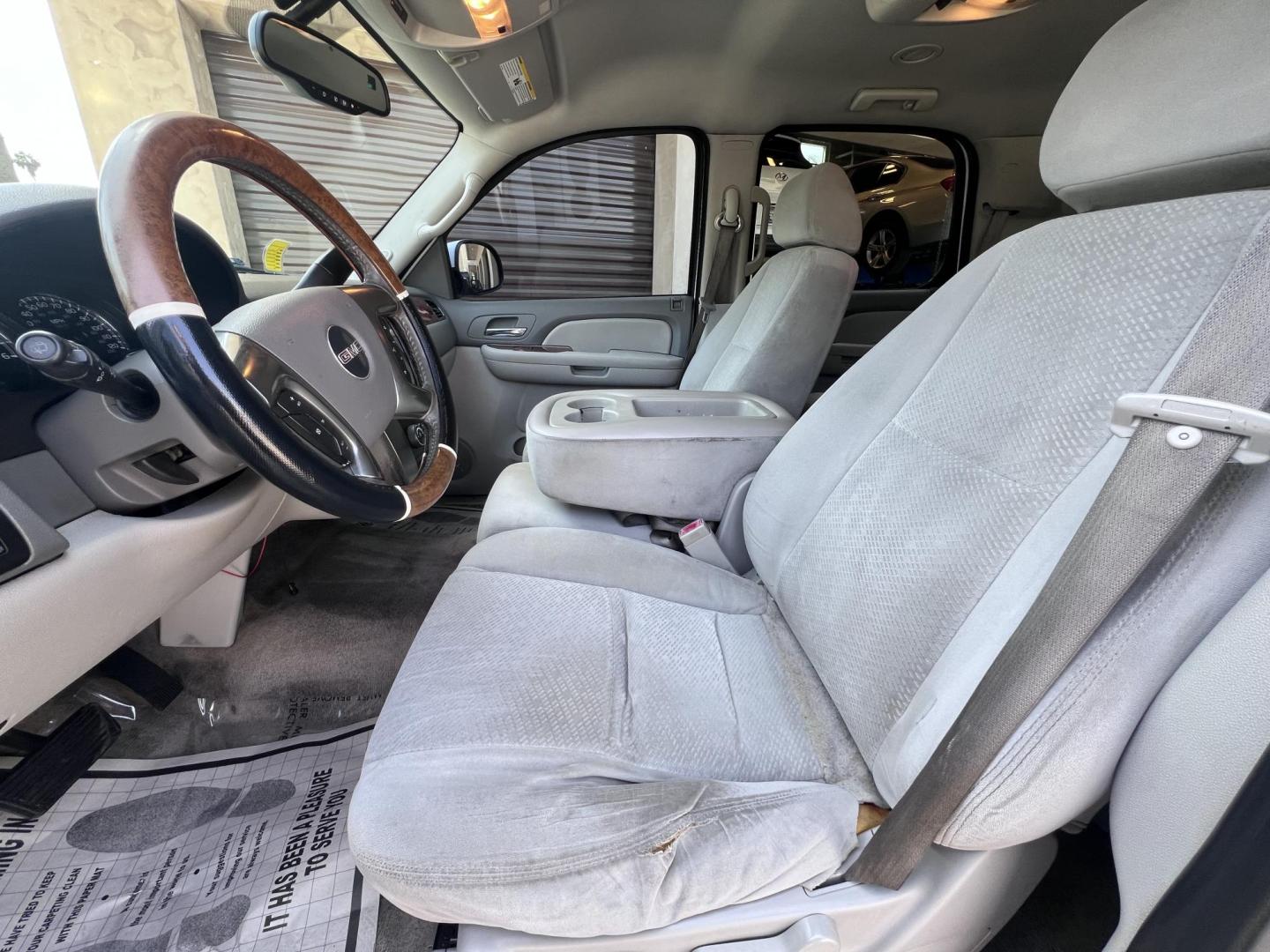 2007 White /Gray GMC Yukon SLE-1 2WD (1GKFC13J47J) with an 5.3L V8 OHV 16V engine, 4-Speed Automatic Overdrive transmission, located at 30 S. Berkeley Avenue, Pasadena, CA, 91107, (626) 248-7567, 34.145447, -118.109398 - 2007 GMC Yukon SLT – 3rd Row SUV – $995 Down – Buy Here Pay Here – Bad Credit OK – Crown City Motors – Pasadena, CA Need a full-size SUV with space for the whole family, rugged performance, and a touch of luxury? Check out this 2007 GMC Yukon SLT, available now at Crown City Motors in - Photo#12