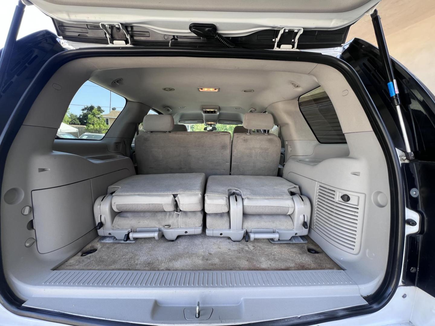 2007 White /Gray GMC Yukon SLE-1 2WD (1GKFC13J47J) with an 5.3L V8 OHV 16V engine, 4-Speed Automatic Overdrive transmission, located at 30 S. Berkeley Avenue, Pasadena, CA, 91107, (626) 248-7567, 34.145447, -118.109398 - 2007 GMC Yukon SLT – 3rd Row SUV – $995 Down – Buy Here Pay Here – Bad Credit OK – Crown City Motors – Pasadena, CA Need a full-size SUV with space for the whole family, rugged performance, and a touch of luxury? Check out this 2007 GMC Yukon SLT, available now at Crown City Motors in - Photo#16