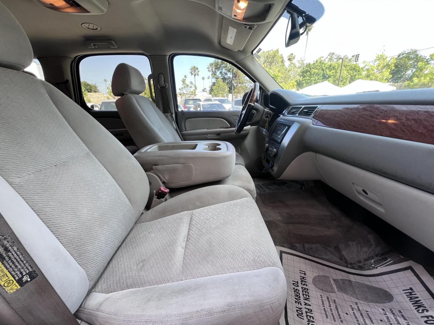 2007 White /Gray GMC Yukon SLE-1 2WD (1GKFC13J47J) with an 5.3L V8 OHV 16V engine, 4-Speed Automatic Overdrive transmission, located at 30 S. Berkeley Avenue, Pasadena, CA, 91107, (626) 248-7567, 34.145447, -118.109398 - 2007 GMC Yukon SLT – 3rd Row SUV – $995 Down – Buy Here Pay Here – Bad Credit OK – Crown City Motors – Pasadena, CA Need a full-size SUV with space for the whole family, rugged performance, and a touch of luxury? Check out this 2007 GMC Yukon SLT, available now at Crown City Motors in - Photo#17