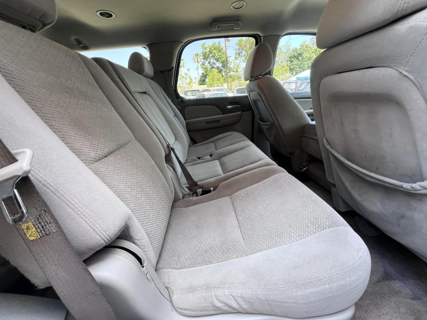 2007 White /Gray GMC Yukon SLE-1 2WD (1GKFC13J47J) with an 5.3L V8 OHV 16V engine, 4-Speed Automatic Overdrive transmission, located at 30 S. Berkeley Avenue, Pasadena, CA, 91107, (626) 248-7567, 34.145447, -118.109398 - 2007 GMC Yukon SLT – 3rd Row SUV – $995 Down – Buy Here Pay Here – Bad Credit OK – Crown City Motors – Pasadena, CA Need a full-size SUV with space for the whole family, rugged performance, and a touch of luxury? Check out this 2007 GMC Yukon SLT, available now at Crown City Motors in - Photo#19