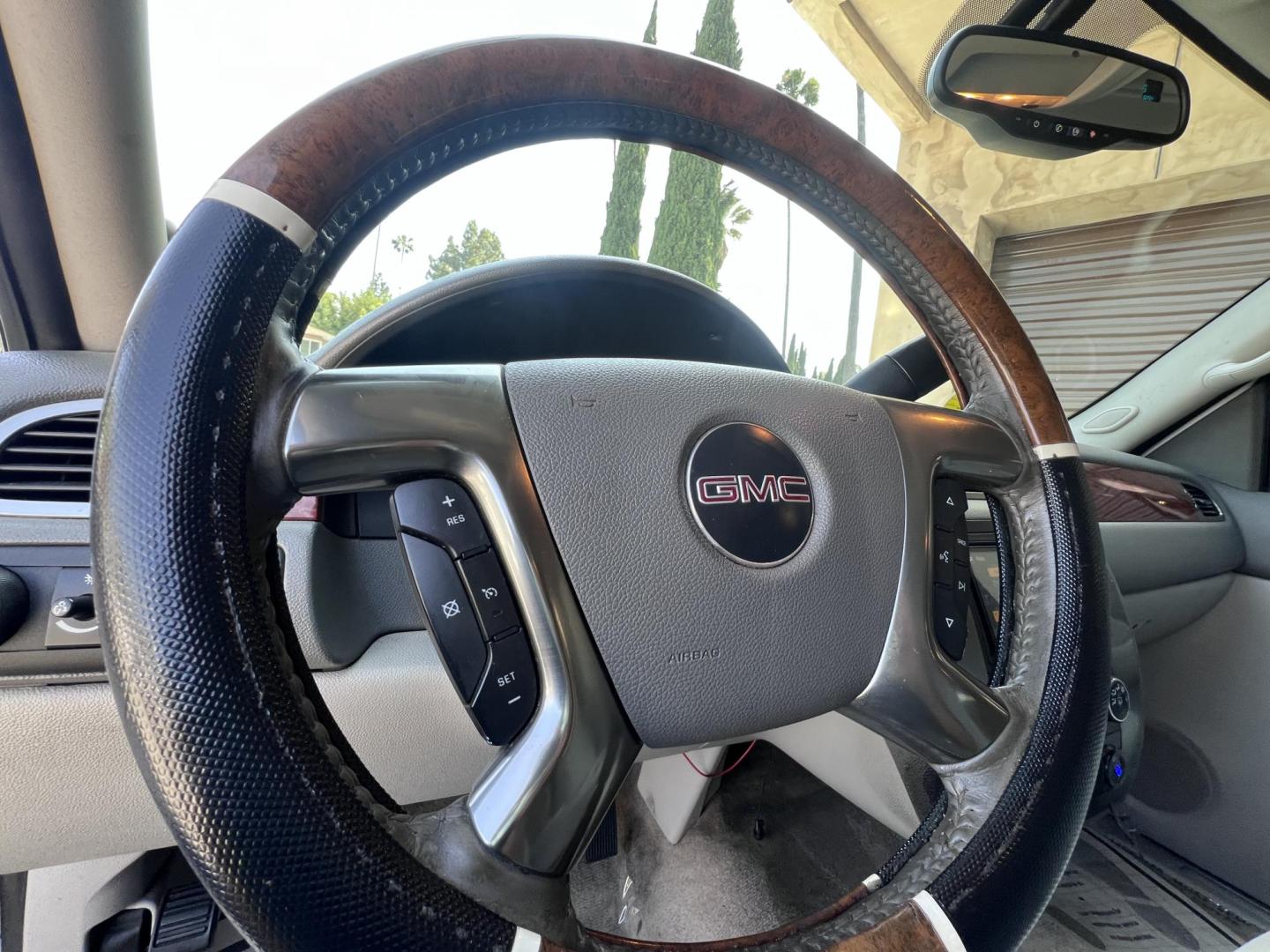 2007 White /Gray GMC Yukon SLE-1 2WD (1GKFC13J47J) with an 5.3L V8 OHV 16V engine, 4-Speed Automatic Overdrive transmission, located at 30 S. Berkeley Avenue, Pasadena, CA, 91107, (626) 248-7567, 34.145447, -118.109398 - 2007 GMC Yukon SLT – 3rd Row SUV – $995 Down – Buy Here Pay Here – Bad Credit OK – Crown City Motors – Pasadena, CA Need a full-size SUV with space for the whole family, rugged performance, and a touch of luxury? Check out this 2007 GMC Yukon SLT, available now at Crown City Motors in - Photo#23