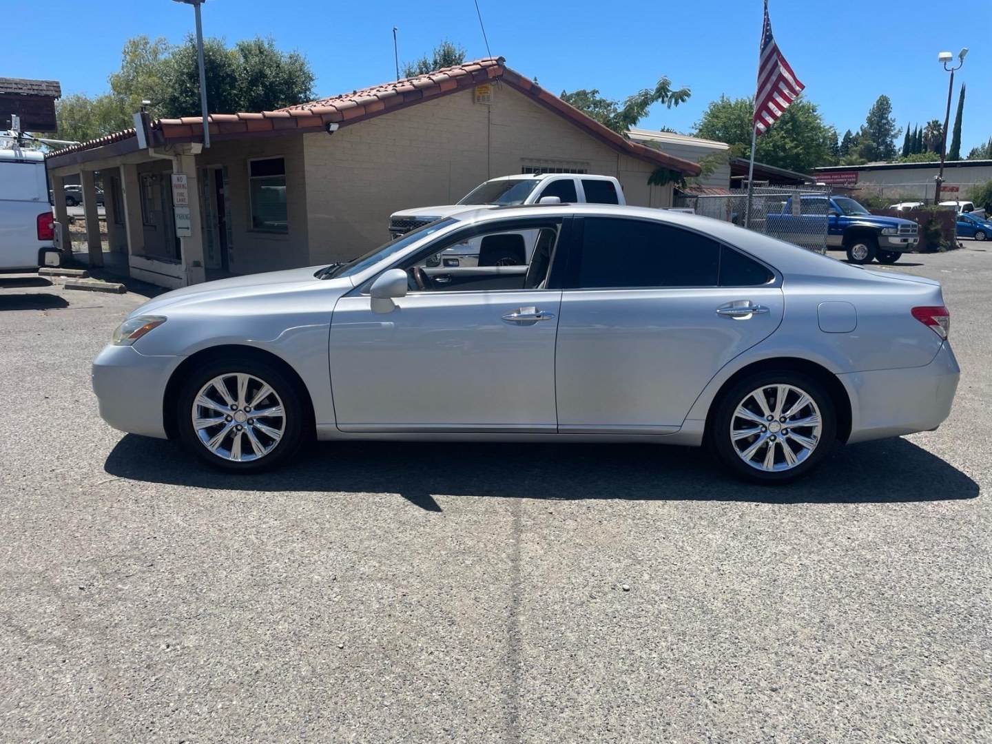 2008 Tungsten Pearl Lexus ES 350 Base (JTHBJ46G682) with an 3.5L 3.5L V6 272hp 254ft. lbs. Other engine, 6-Speed Automatic w/Sequential Shift Mode transmission, located at 800 Riverside Ave, Roseville, CA, 95678, 916-773-4549 & Toll Free: 866-719-4393, 38.732265, -121.291039 - LOW MILES LEATHER MOON ROOF PARKING SENSORS- Photo#1