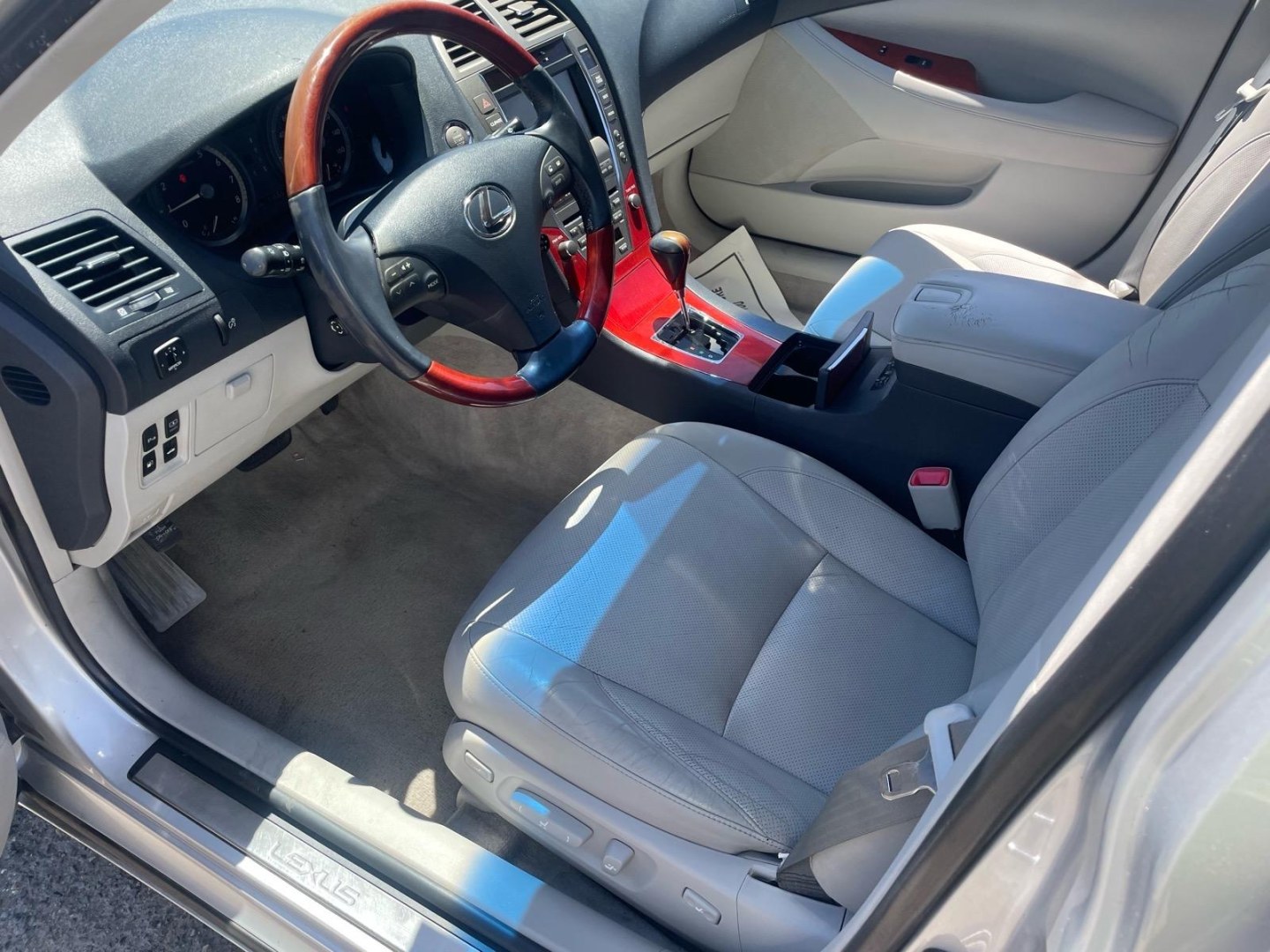 2008 Tungsten Pearl Lexus ES 350 Base (JTHBJ46G682) with an 3.5L 3.5L V6 272hp 254ft. lbs. Other engine, 6-Speed Automatic w/Sequential Shift Mode transmission, located at 800 Riverside Ave, Roseville, CA, 95678, 916-773-4549 & Toll Free: 866-719-4393, 38.732265, -121.291039 - LOW MILES LEATHER MOON ROOF PARKING SENSORS- Photo#8