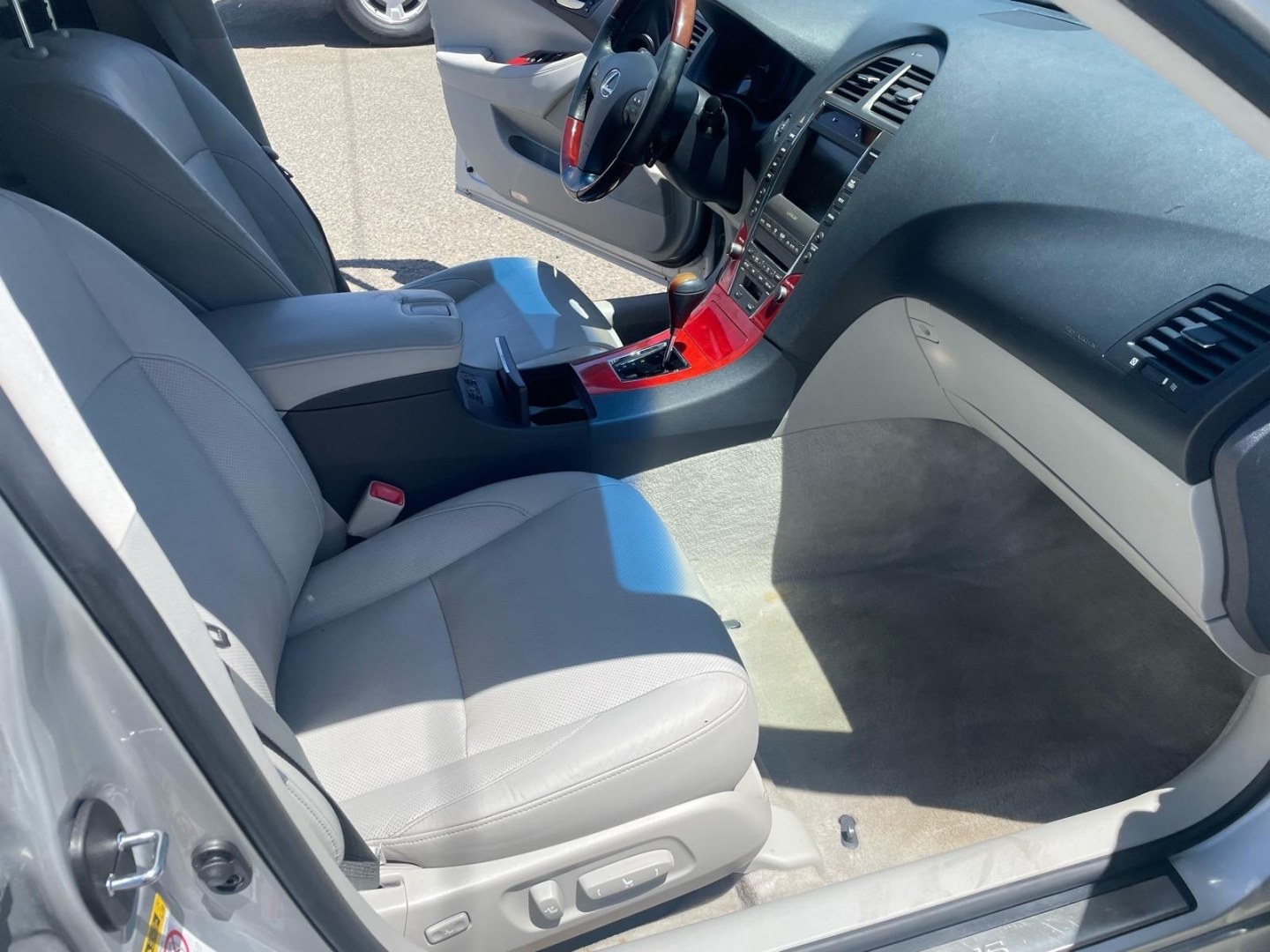 2008 Tungsten Pearl Lexus ES 350 Base (JTHBJ46G682) with an 3.5L 3.5L V6 272hp 254ft. lbs. Other engine, 6-Speed Automatic w/Sequential Shift Mode transmission, located at 800 Riverside Ave, Roseville, CA, 95678, 916-773-4549 & Toll Free: 866-719-4393, 38.732265, -121.291039 - LOW MILES LEATHER MOON ROOF PARKING SENSORS- Photo#11